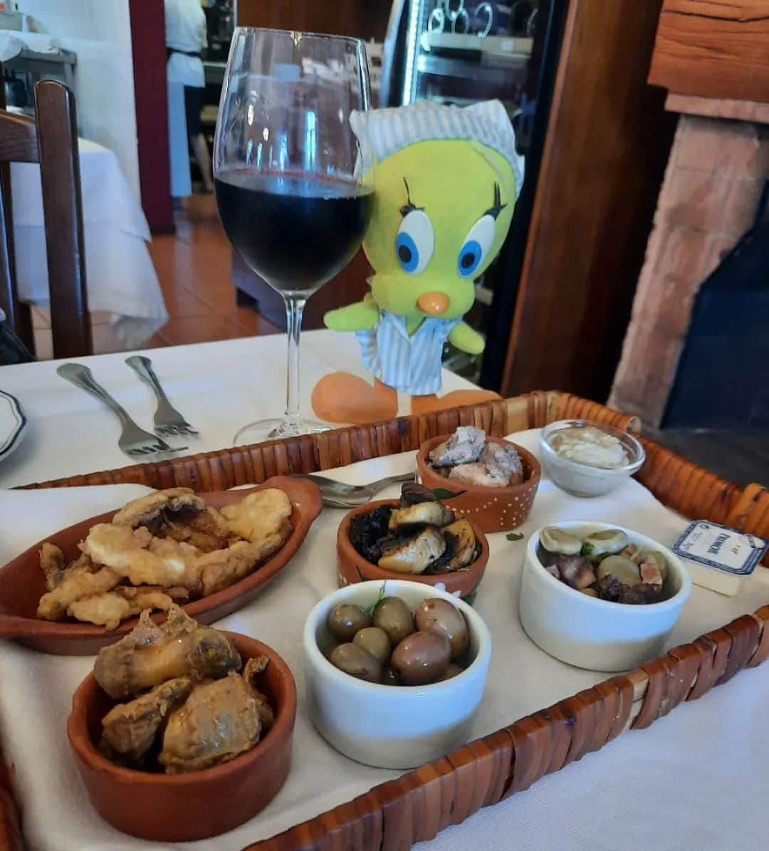 Little Yellow Birdのインスタグラム：「One last delicious meal, before flying back home...a selection of appetisers: bacalhau, chicken stomachs, olives, mushrooms, broad beans, and some braised pork...yummy! #littleyellowbird #tweety #tweetykweelapis #adventures #yellow #bird #holidays #madeira #island #cantinhodaserra #santana #food #goodfood #wine #galgenmaal #stuffedanimalsofinstagram #plushiesofinstagram」