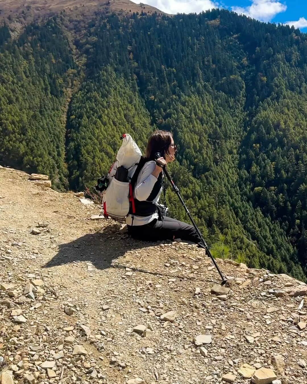 イ・シヨンのインスタグラム：「🏔️ 보이는 산이 안나푸르나 제 2봉이에요👍🏻 혹시 얼음산속에 얼굴이 보이시나요!!!???너무신기하죠 ㅎㅎ트랜스포머 나올꺼같은..😍 마지막에 동화같은 그림속 야생산양도 꼭 봐주세요🙏🏻 저희는 여기서 하루하루 꽤나 힘든일정을 소화하고 있습니다. 어제는 차메에서 출발해서 브라탕을 거쳐 피상(3300m)까지 19km 트레킹을 마치고 오늘은 너무 아름다운 어퍼피상을 걸어 마낭(3540m)까지 가는 일정이지만 무려 22km트레킹 입니다😨😇🫠 고산병으로 힘들어하는 일행들까지 나오면서 예상치못한 많은일들이 일어나고 있지만 다같이 헤쳐나가고 있습니다🙏🏻 무사완주해서 돌아갈께요❤️✨ #annapurnacircuit」