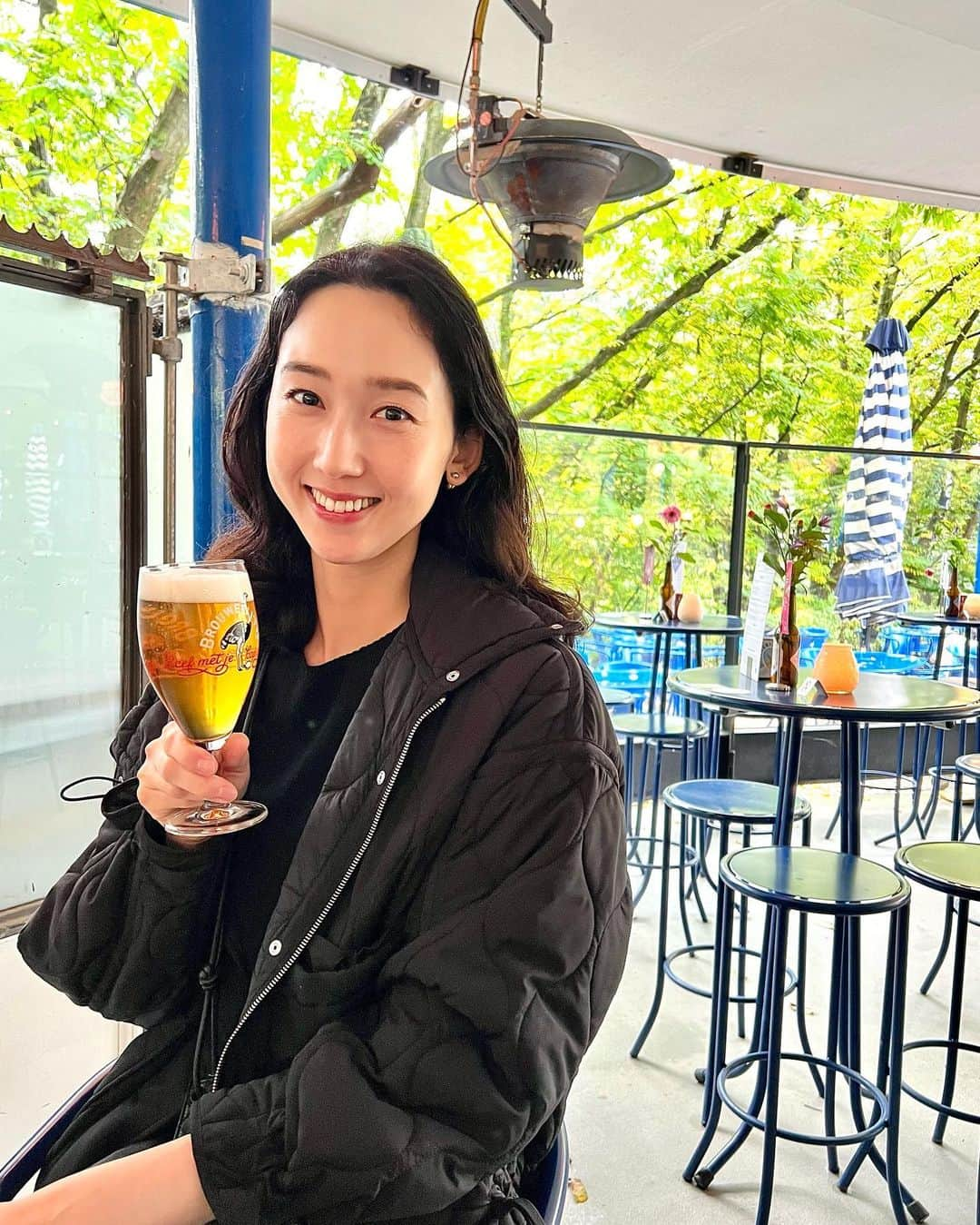 松原汐織のインスタグラム：「Family Saturday stroll in Vondel Park🌳 My husband and I enjoyed having lunch at the local beer restaurant @hetblauwetheehuis during our daughter’s nap time. We had original IPA beer, Margherita spicy salami and Bitterbaleen(Dutch meat-based snack). These were perfect. I recommend beer-lover parents🍺🍺🍺 ・ ・ 先週の土曜日はフォンデルパークへ👶🏻💕  娘のお昼寝がランチタイムに重なったこともあり、地ビールが売りのProeflokaal’t Blauwe Theehuisで乾杯🍻  公園内に美味しい食事ができる＆アルコールも楽しめるレストランやカフェが充実しているのって子連れには嬉しい限り！(ロンドンも同じでハイドパーク内のレストランやカフェは予想以上に◎ おすすめです♡)  スパイシーサラミのピザ＆オランダ名物ビターバレン(一口サイズのクリームコロッケ)もビールに合う合う😙さいこーう！！  娘が起きてからは、雨上がりで光が美しい公園内を散歩♡ 楽しいひと時を過ごしました🍁🌿🍂 ー #baby #babygirl #8monthsold #mumofagirl #lovemyfam #netherlands #amsterdam  #vondelpark #proeflokaaltblauwetheehuis  #オランダ #オランダ生活 #アムステルダム #アムステルダム生活 #アムステルダム子育て #オランダ子育て  #ヨーロッパ在住 #ヨーロッパ子育て #海外出産 #令和5年ベビー #女の子ママ  #shioriinNetherlands2023」