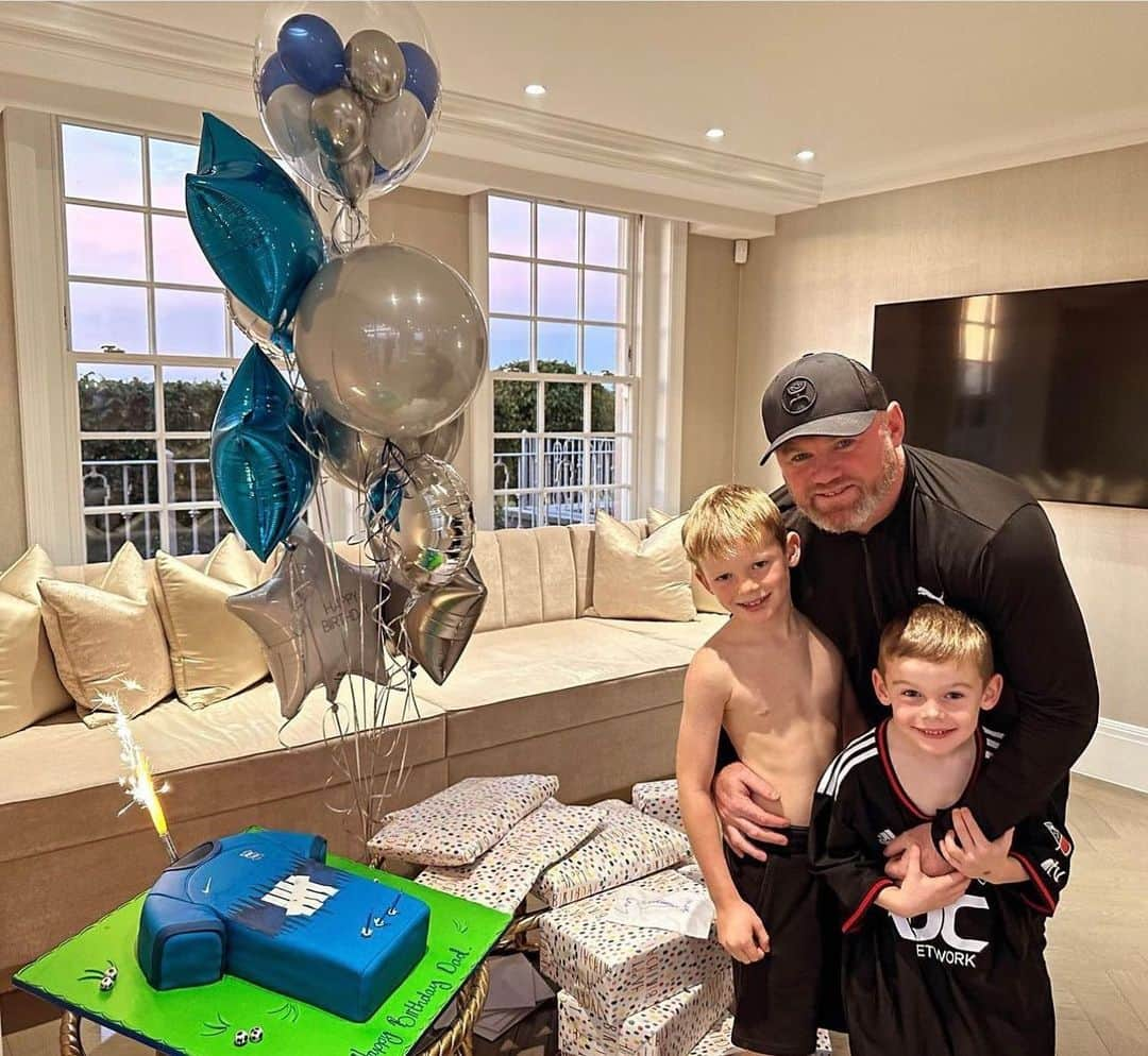 ウェイン・ルーニーさんのインスタグラム写真 - (ウェイン・ルーニーInstagram)「Thanks to @coleen_rooney and the boys for a great birthday and thanks everyone for the messages. Looking forward to my first game at St Andrew’s tonight. 🔵 @bcfc」10月25日 17時07分 - waynerooney