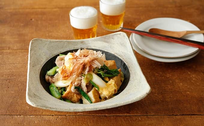 暮らし上手のインスタグラム：「今日の晩ごはんに『厚揚げのチャンプルー』はいかがですか？  八木佳奈さんの『厚揚げのチャンプルー』は、食べごたえ抜群の厚揚げをごま油で風味豊かに炒めた、見た目以上にボリュームのある一品。炒めた卵は一度取り出すのがふっくらに仕上げるコツ。  ------------------------------ 調理時間：15分（時短）  材料 （ 4人分 ） 厚揚げ …1枚（300ｇ） 豚こま切れ肉 …200g 長ねぎ …2/3本（100ｇ） 小松菜 …3～４株  ＜Ａ＞ 卵 …2個 塩 …少々 水 …大さじ2 ショウガ（みじん切り） …１片分 塩、こしょう …各適量 醤油 …大さじ１ ごま油 …小さじ２ 鰹節 …適量  ------------------------------  レシピの詳細はプロフィールリンクから！  #Kurashi #暮らし上手 #晩ごはん #レシピ #簡単レシピ」