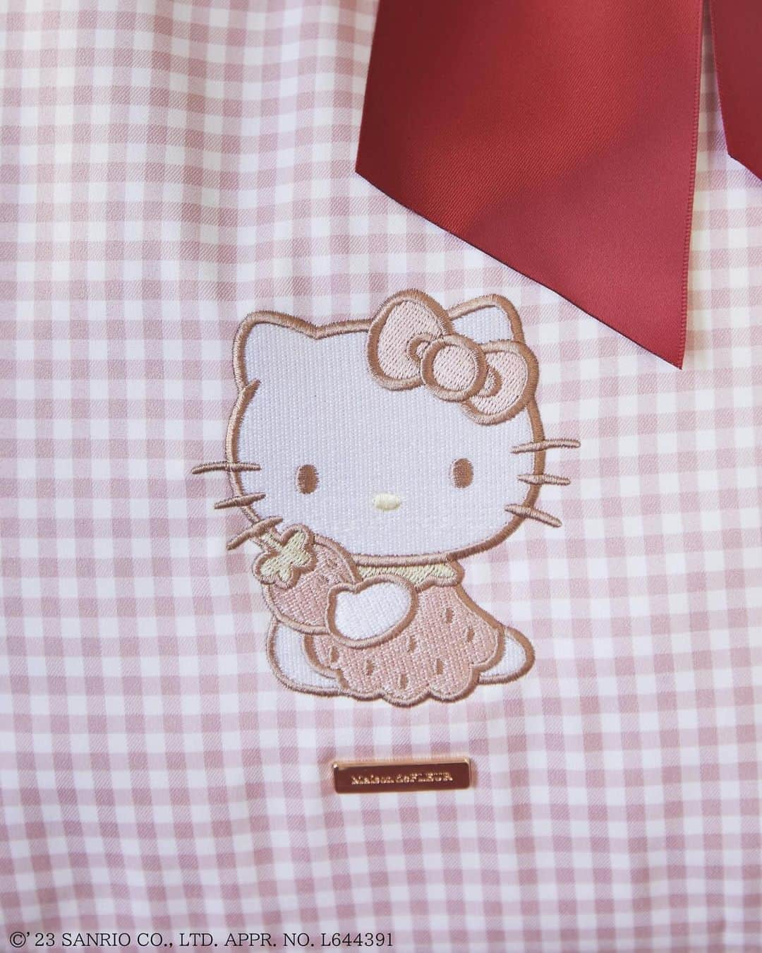 maisondefleur_pressさんのインスタグラム写真 - (maisondefleur_pressInstagram)「【Special Collaboration】  Maison de FLEUR  × HELLO KITTY  11/1はハローキティのお誕生日♪ お誕生日をお祝いした特別なアイテムが登場🍓  “いちご”とハローキティの刺繍が可愛い スクエアトートバッグとラウンドポーチは、 くすみピンクのギンガムチェック柄と 赤のサテンリボンがポイント🎀  ふわふわの手触りに癒されるフェイス形のショルダーと、 トートバッグに合わせて付けたいパスケースも登場！  ギフトにもぴったりなタオルハンカチを含む 全5型がラインナップ✨  ---------------------------  ○全国ショップ※アウトレット店除く 11/1(wed)～ ※なんばマルイ店は リニューアルオープン日の11/3(fri)～  ○公式通販ストライプクラブ ○ZOZOTOWN 10/31(tue)20:00～  --------------------------- 【注意事項】 ※販売より1週間は、お一人様、1アイテム、1カラーにつき1点までのご購入とさせていただきます。 ※販売初日のお取り置きは不可。2日目以降は可能です。 ※他店舗へのお取り寄せは不可。 ※アイテムは一部サンプルにて撮影を行っております。 実際にお届けする商品と仕様やサイズが若干異なる場合がございますのでご了承ください。  ━━━━━━━━━━━━━━━ ☑HELLO KITTY ショルダーバッグ ￥7,700 tax in  ☑HELLO KITTY スクエアトートバッグ ￥6,600 tax in  ☑HELLO KITTY ラウンドポーチ ￥4,500 tax in  ☑HELLO KITTY パスケース ￥4,800 tax in  ☑HELLO KITTY タオルハンカチ ￥1,870 tax in . . #maisondefleur #メゾンドフルール #sanio #サンリオ#コラボレーション #コラボアイテム #サンリオコラボ #コラボレーションアイテム #limited #ハローキティ #hellokitty #キティちゃん #いちご #🍓 #トートバッグ #ポーチ #バッグ #バック  #ギンガムチェック #ショルダーバッグ #リボン  #ribbon #パスケース #カードケース #タオルハンカチ #kawaii #可愛い #かわいい #ガーリー  #ガーリーコーデ」10月25日 17時10分 - maisondefleur_press