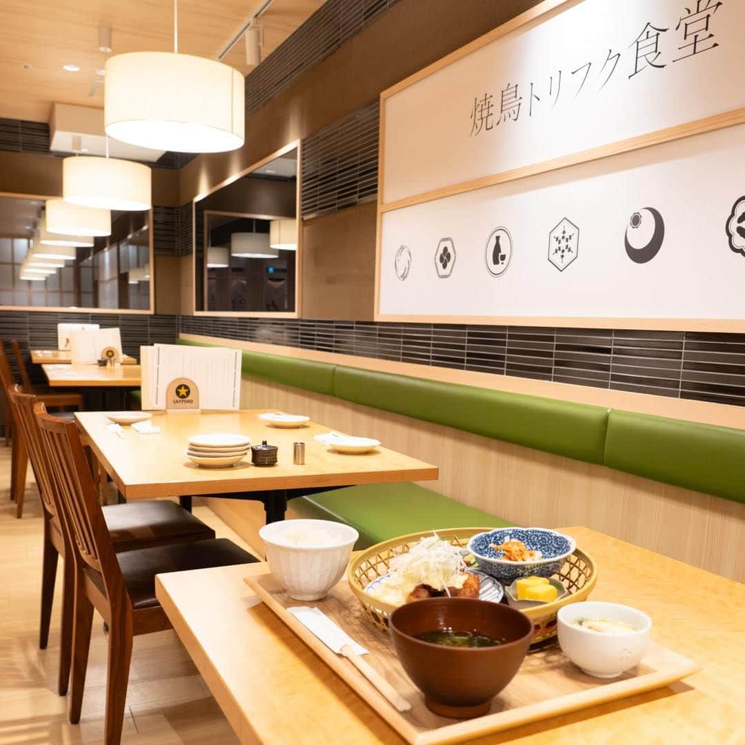 アクアシティお台場/AQUA CiTY ODAIBAさんのインスタグラム写真 - (アクアシティお台場/AQUA CiTY ODAIBAInstagram)「. 【NEWSHOP✨/秋グルメ🍴】  気取らない焼鳥、毎日食べたい手作り和食を提供する、「焼鳥トリフク食堂」が6階にオープンしました🥢  秘伝のタレでじっくり焼き上げた自慢の焼き鳥や照り焼きなどの鶏料理の他にも、和牛や魚を使った、心も体も満たされる日本食をいただけます✨  オススメメニューは、ジューシーなトリ南蛮と濃厚なタルタルソースの組み合わせにご飯が進む｢自家製トリ南蛮と花籠御膳｣です！ ぜひ味わいに来てくださいね☺️  場所：6F  焼鳥トリフク食堂  #焼鳥トリフク食堂 #焼鳥 #焼き鳥 #和食 #居酒屋 #食堂 #自家製トリ南蛮と花籠御膳 #鶏南蛮 #唐揚げ #定食 #港区ランチ #港区ディナー  #お台場レストラン #お台場ランチ #グルメ #odaiba #odaibatrip #odaibatravel #japantrip #tokyotrip #tokyotravel #japantravel #visittokyo #일본여행 #도쿄여행 #アクアシティ #アクアシティお台場 #お台場 #東京 #tokyo」10月25日 17時10分 - aquacity_odaiba_official
