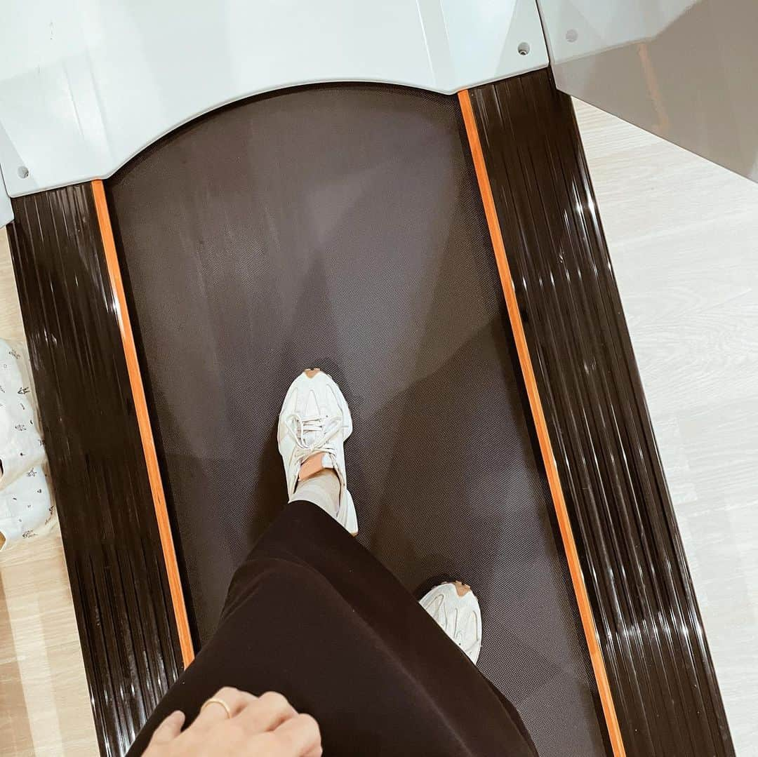 yuiさんのインスタグラム写真 - (yuiInstagram)「gym debut ! 🤏🏼  最近CMや街中でもよく見かける話題の chocoZAPを体験してみました👟 あのライザップが展開するコンビニジム🏋️  昔から運動は苦手な方だけど、 歳を重ねるとともに、努力をしないと お肌も体型も体力も、崩れる衰えるの一方で 維持なんて到底出来ない...😵‍💫と すごく感じている今日この頃👵🏻💭 もちろん今までの人生で ジム通いなんてしたことがない初心者だけど🔰 これならなんとなく私にも 出来そう...と始めてみました💪🏼  CMのとおり気軽にちょこっと 通えるのがメリットなんだけど、 ５分でもok！とはいえ 子育てママにとっては その時間ですら作るのが難しいもの💭 私も仕事と子育てに追われる日々で 平日にほとんどフリーな時間はないので、 私は週末の朝早く通ってみることに😌  まだ👨🏻👧🏽の眠る早朝に ひとり早起きして、ジムへ👟 週末の朝の時間帯は利用者も少なく マイペースに自由に過ごせるし、 何より一旦、子育てや 仕事のことを全部忘れて “自分と向き合う時間” を作れるのがすごく良かった🧘🏼 運動後にセルフエステもしたよ✧  終わったあとはとても 清々しい気持ちになります🌿  この日は、早朝ジム終わりに 別の用事もあったので、 ジム着じゃなくて、あえて普段着で行ったけど こんな服装でも全然okでした◎  紹介コード「3V2XFAXO」利用で と最大3,600円OFF🤏🏼 (※12ヶ月継続契約の場合)  ちょこっと暮らしを変えてみたいなと 思っている方はぜひ使ってくださいね🤲🏼  筋トレしたい人だけでなく、 体力作りやアンチエイジング、 ダイエット、美容、リフレッシュ、 などなど使い方次第で色々なニーズに 寄り添ってくれるジムです🏃  . . . . #chocoZAP#チョコザップ#pr#ジム#ジムデビュー#筋トレ#トレーニング#ダイエット#産後ダイエット#筋トレ女子#アンチエイジング#30代ママ#アラフォーママ#子育てママ#日々#暮らし#暮らしを楽しむ#こどものいる暮らし」10月25日 17時12分 - __yyvvii