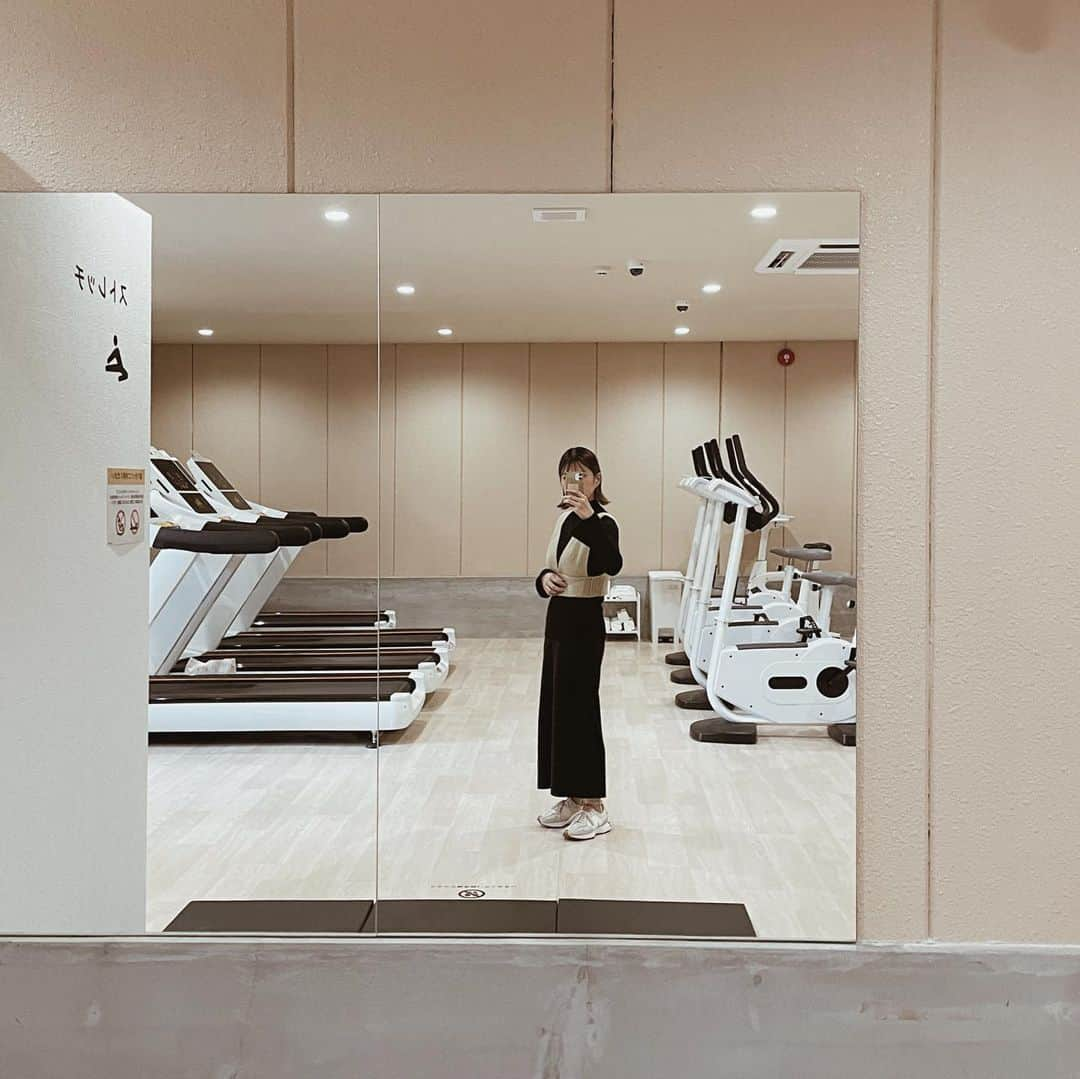 yuiさんのインスタグラム写真 - (yuiInstagram)「gym debut ! 🤏🏼  最近CMや街中でもよく見かける話題の chocoZAPを体験してみました👟 あのライザップが展開するコンビニジム🏋️  昔から運動は苦手な方だけど、 歳を重ねるとともに、努力をしないと お肌も体型も体力も、崩れる衰えるの一方で 維持なんて到底出来ない...😵‍💫と すごく感じている今日この頃👵🏻💭 もちろん今までの人生で ジム通いなんてしたことがない初心者だけど🔰 これならなんとなく私にも 出来そう...と始めてみました💪🏼  CMのとおり気軽にちょこっと 通えるのがメリットなんだけど、 ５分でもok！とはいえ 子育てママにとっては その時間ですら作るのが難しいもの💭 私も仕事と子育てに追われる日々で 平日にほとんどフリーな時間はないので、 私は週末の朝早く通ってみることに😌  まだ👨🏻👧🏽の眠る早朝に ひとり早起きして、ジムへ👟 週末の朝の時間帯は利用者も少なく マイペースに自由に過ごせるし、 何より一旦、子育てや 仕事のことを全部忘れて “自分と向き合う時間” を作れるのがすごく良かった🧘🏼 運動後にセルフエステもしたよ✧  終わったあとはとても 清々しい気持ちになります🌿  この日は、早朝ジム終わりに 別の用事もあったので、 ジム着じゃなくて、あえて普段着で行ったけど こんな服装でも全然okでした◎  紹介コード「3V2XFAXO」利用で と最大3,600円OFF🤏🏼 (※12ヶ月継続契約の場合)  ちょこっと暮らしを変えてみたいなと 思っている方はぜひ使ってくださいね🤲🏼  筋トレしたい人だけでなく、 体力作りやアンチエイジング、 ダイエット、美容、リフレッシュ、 などなど使い方次第で色々なニーズに 寄り添ってくれるジムです🏃  . . . . #chocoZAP#チョコザップ#pr#ジム#ジムデビュー#筋トレ#トレーニング#ダイエット#産後ダイエット#筋トレ女子#アンチエイジング#30代ママ#アラフォーママ#子育てママ#日々#暮らし#暮らしを楽しむ#こどものいる暮らし」10月25日 17時12分 - __yyvvii