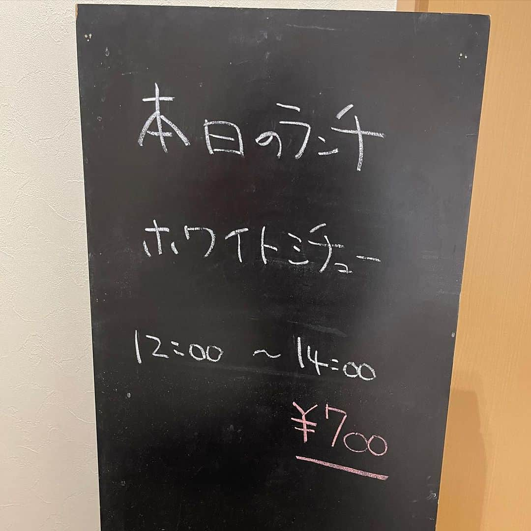 アンジェラ佐藤さんのインスタグラム写真 - (アンジェラ佐藤Instagram)「今日は映画南極料理人の西村先生のオーロラキッチンでランチっち〜♪  アボガドと大根の葉のかき揚げうまっ！ なんまらうまっ！！！  ちなみにランチは700円と激安！しかもご飯食べ放題つき🍚 先生の作った料理が700円で気軽に食べれちゃうって凄くない？？？🥹✨  水曜日と金曜日に営業してて、誰でも利用可能なので是非行ってみそらしど😋  #オーロラキッチン #札幌の有名人のお店 #札幌グルメ #南極料理人 #西村淳  #アンジェラ盛りにしてもろた笑 #ヒンナヒンナ」10月25日 17時21分 - angela_satou