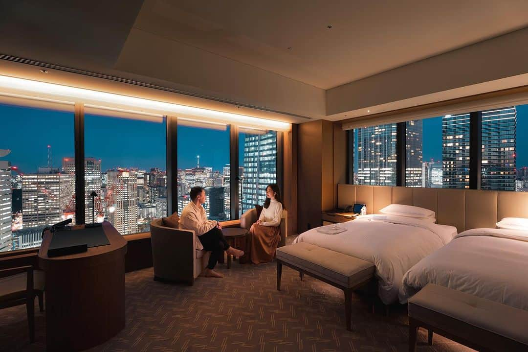 ホテルオークラ東京 Hotel Okura Tokyoのインスタグラム：「Nightscape from the Prestige Corner 🌃 煌めく東京の夜景の中で✨  Two walls of windows draw the city in, for an extra measure of delight. Please enjoy the ever changing views of Tokyo from the oversized windows.  2面の大きな窓が特徴的な解放感あふれる56㎡のコーナールーム。お風呂からも景色をお愉しみいただけるビューバスタイプです。刻々と変化する東京の景色をお愉しみください。  “Prestige Corner” The Okura Prestige Tower From JPY 73,370 per night (2 person, inclusive of service charge and consumption tax) 「プレステージコーナー」 オークラ プレステージタワー 1泊¥73,370(1室2名様、消費税、サービス料込、宿泊税別)  #コーナールーム  #ホテルステイ  #ホテルステイ好きな人と繋がりたい #ホテル好きな人と繋がりたい #記念日ホテル  #東京ホテル #ラグジュアリーホテル  #theokuratokyo #オークラ東京  #tokyohotel #luxuryhotel #hotelview  #tokyotravel #hotellife #luxurylifestyle #luxurylife #tokyotrip #tokyotower  #lhw #uncommontravel #lhwtraveler  #东京 #酒店 #도쿄 #호텔 #일본 #ญี่ปุ่น #โตเกียว #โรงแรม #japon」