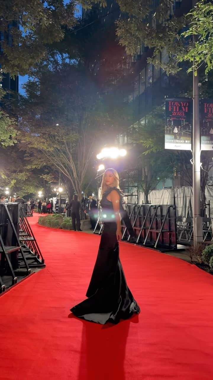 植野有砂のインスタグラム：「Thank you @dysonhair_jp … 🫶🏻🖤 red carpet at Tokyo film festival 🎥  Makeup by @nasup  styling by @yurikaden 🫶🏻」