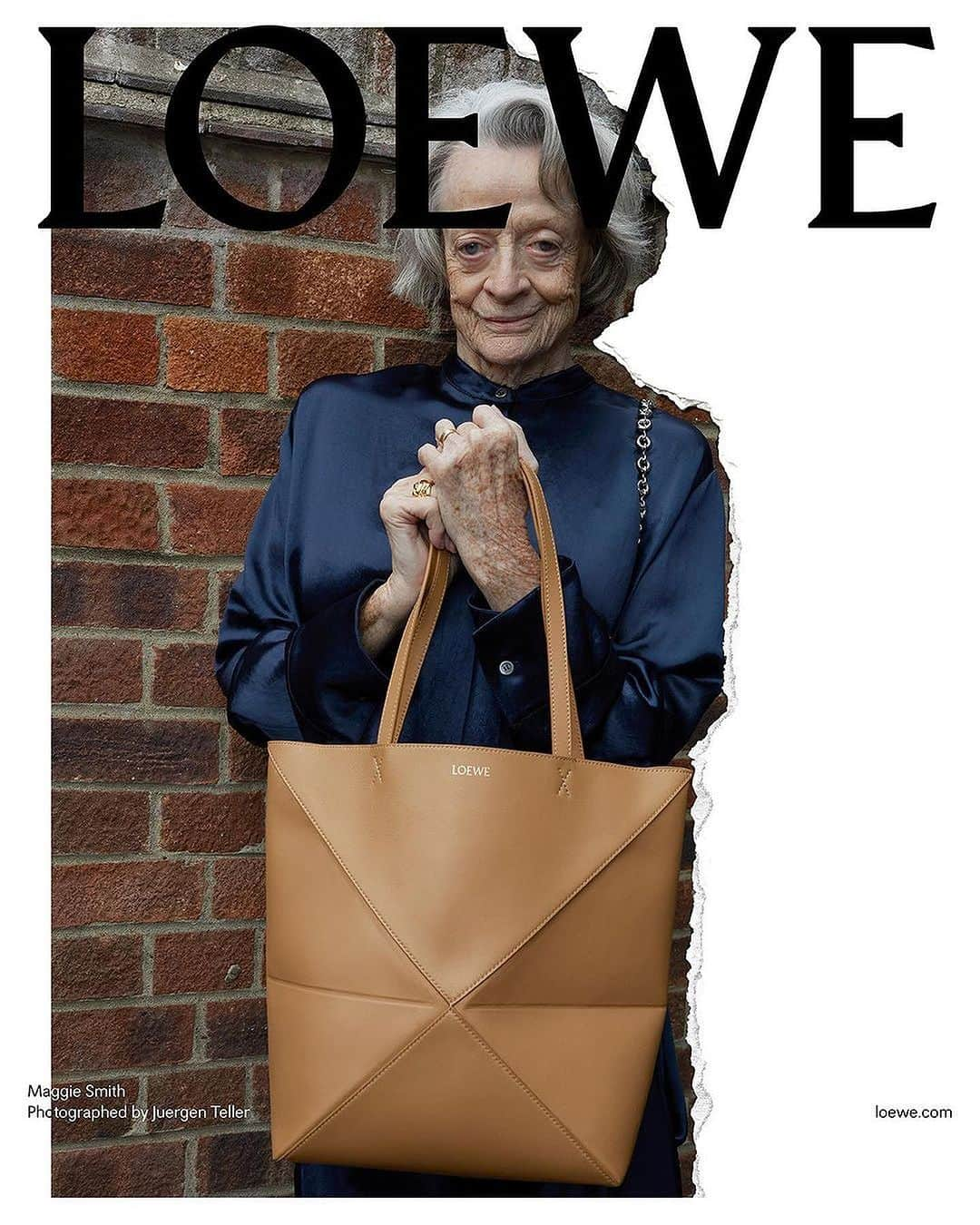 ELLE Polandさんのインスタグラム写真 - (ELLE PolandInstagram)「Media obiegła wyjątkowa kampania @loewe z udziałem Maggie Smith. Sesją z udziałem 88-letniej aktorki zachwycają się wszyscy, nie tylko osoby z branży modowej.   To kolejny projekt, który pokazuje, że moda nie zna granic 🤍 #loewe #loewess24   Photography @juergentellerstudio  Creative direction @jonathan.anderson  Creative partner @doviledrizyte  Styling @benjaminbruno_  Production @holmesproduction」10月25日 17時16分 - ellepolska