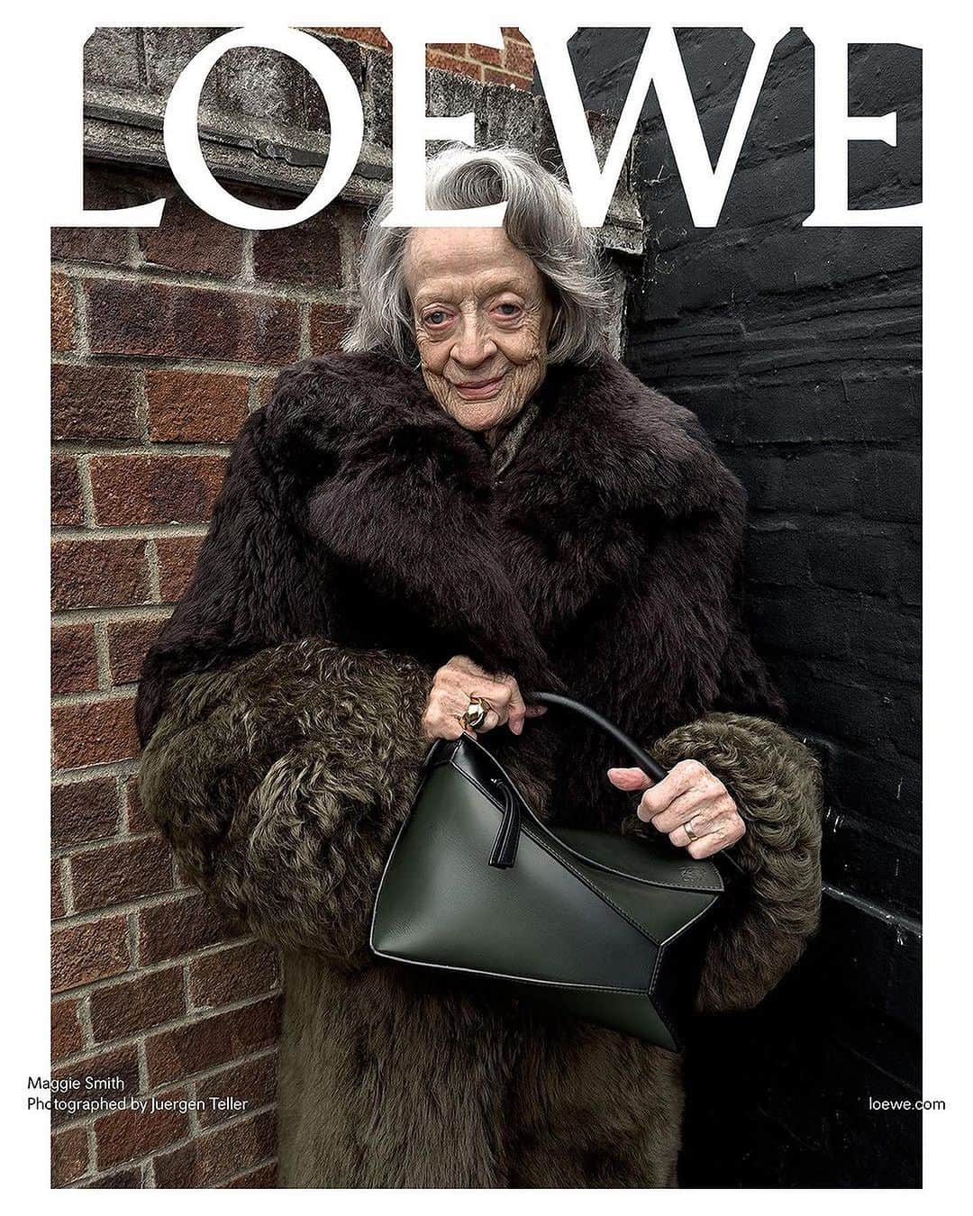 ELLE Polandさんのインスタグラム写真 - (ELLE PolandInstagram)「Media obiegła wyjątkowa kampania @loewe z udziałem Maggie Smith. Sesją z udziałem 88-letniej aktorki zachwycają się wszyscy, nie tylko osoby z branży modowej.   To kolejny projekt, który pokazuje, że moda nie zna granic 🤍 #loewe #loewess24   Photography @juergentellerstudio  Creative direction @jonathan.anderson  Creative partner @doviledrizyte  Styling @benjaminbruno_  Production @holmesproduction」10月25日 17時16分 - ellepolska