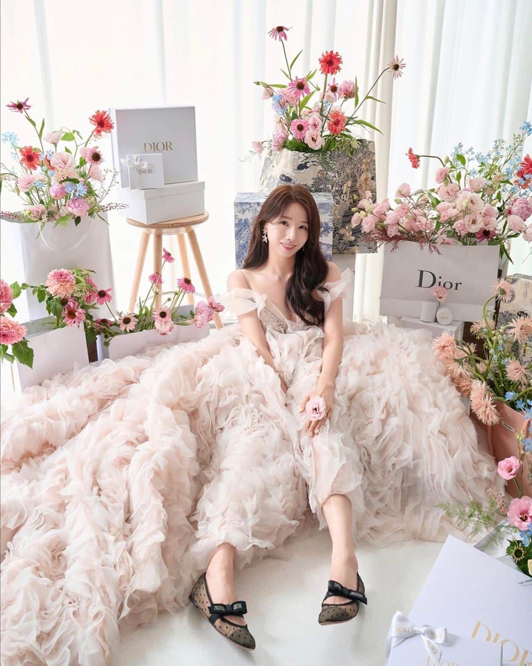 のインスタグラム：「_  우리 하니신부님하면 절대 빼놓을수 없는 핑크 💗  제게 핑크를 가장 좋아하는 신부님으로 남아계실 거예요  촬영도 취향반영 확실하게 🙆🏻‍♀️ . . . . . . . . . #웨딩플래너고은미 #르웨딩플랜 #곰미플 #곰브라이드」