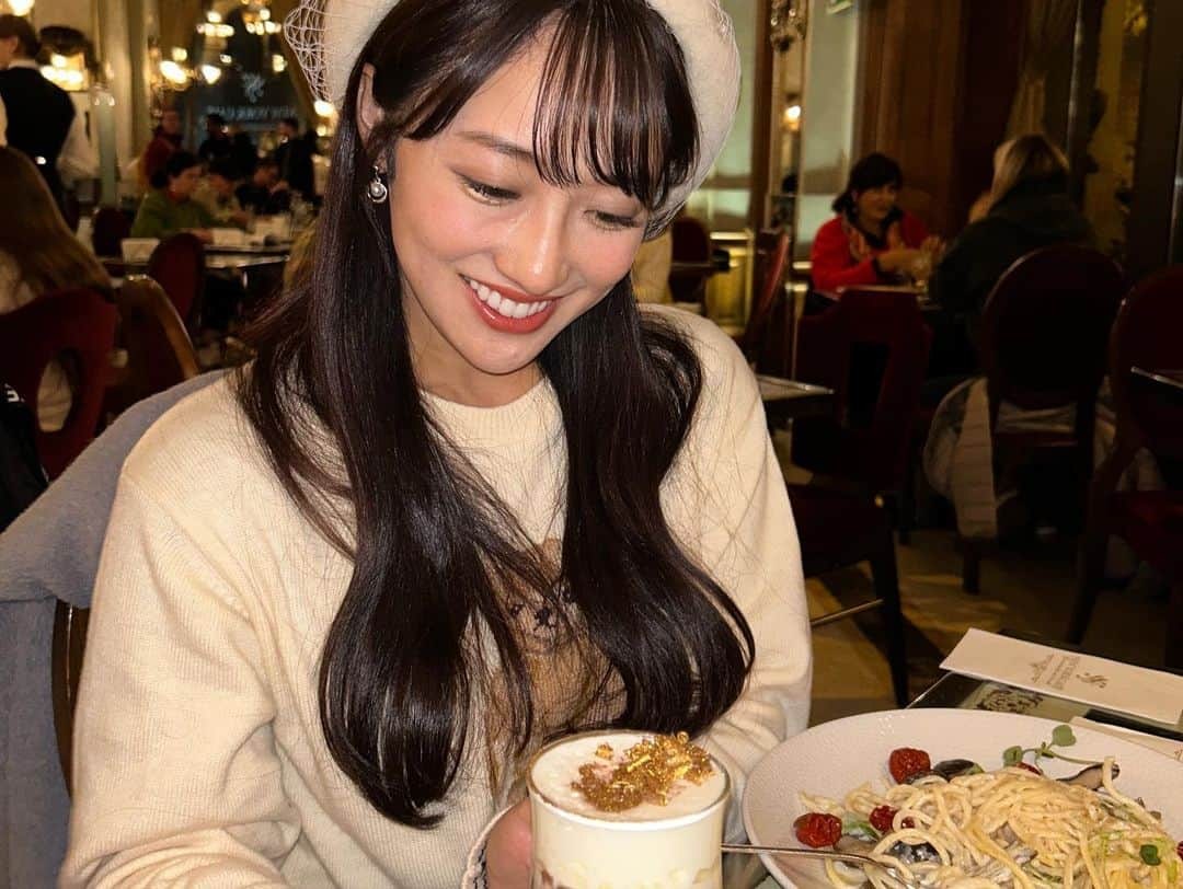 片原恵麻さんのインスタグラム写真 - (片原恵麻Instagram)「「世界一豪華なカフェ」とも言われているNew York Cafe☕*°  絶対行きたかったところ♔.ﾟ 本当はランチで行きたかったけどランチの時間帯は予約出来なかったのでディナーで🍸🍽 ちなみに海外旅行は行きたいレストランは全部予約していきます👣 (ここもお店の外まで長蛇の列だった🫠)  壁から天井までとにかくお城みたいに豪華✨️ディナー中はピアノとヴァイオリンの演奏も🎻🎼  ニューヨークパレスのカフェなだけあって、味はアメリカンな感じ🍴  デザートは金箔チョコのせのホットチョコレート🍫❤️🧸  #ヨーロッパ#ヨーロッパ旅行#ブダペスト#ブダペスト旅行#ハンガリー#ハンガリー旅行#ヨーロッパ旅#ブダペスト観光#newyorkcafe #portodipest#Budapest#budapešť#Hungary#hungary🇭🇺#europetravel#newyorkcafebudapest」10月25日 18時00分 - emma_katahara