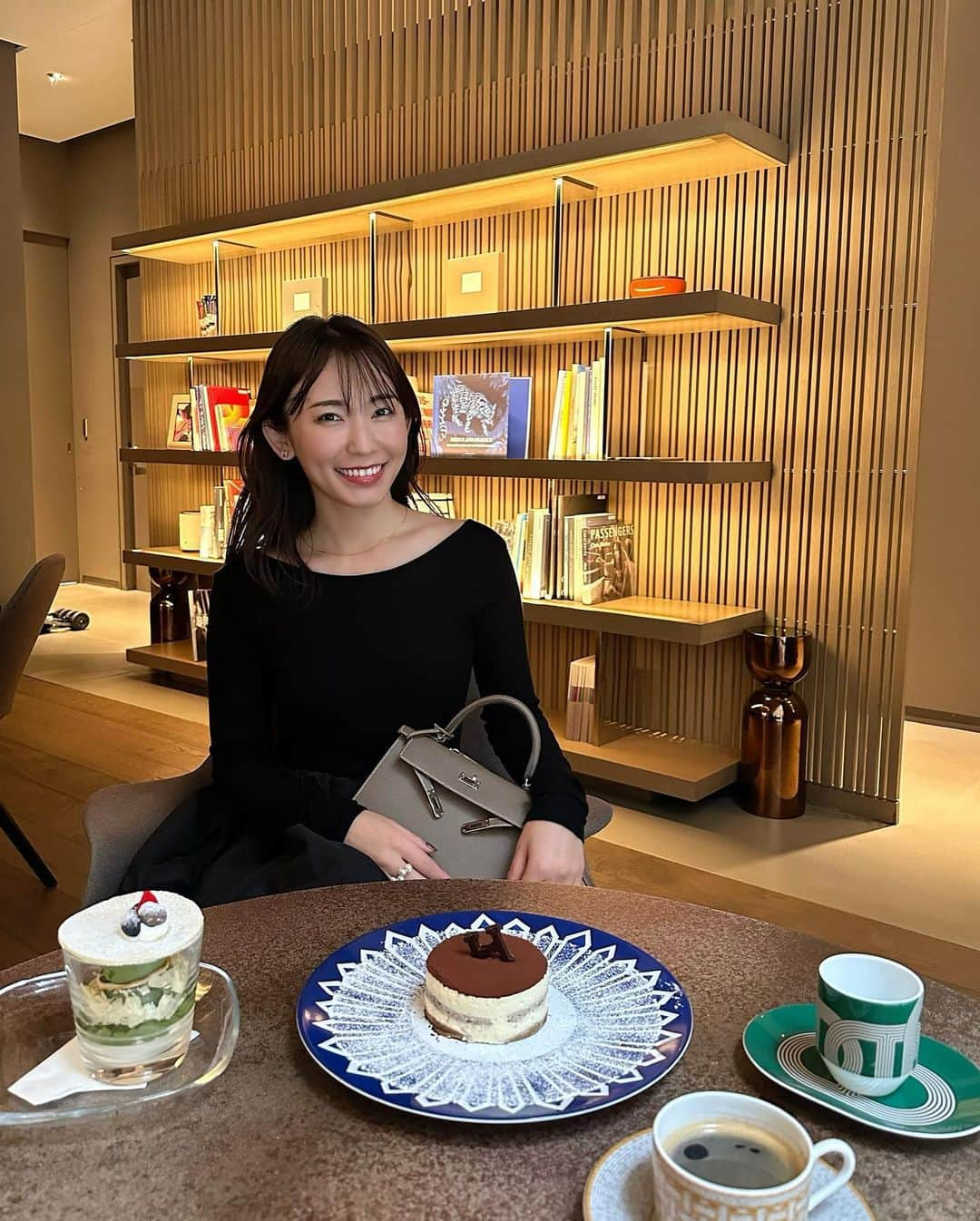 shizuka.watanabeのインスタグラム：「先月の韓国 HERMES CAFE ☕️ 可愛いカフェが多くて楽しかったな♪  帰ってきたら自然と美意識も上がった気がする！ 美意識といえばリールにも流したけど、最近医療ダイエットを初めてやってみたの!!!  @bs_clinic.diet  @bsclinic_funakoshi.yusuke   ダイエットしても痩せにくい二の腕〜 医療ハイフやってきました♪ 思ったよりも痛くなくてすぐに終わってビックリ🙌  個人でダイエットするより クリニックでしっかりとカウンセリングしてもらいながら始める方が安心感もあるしいいなと思った💗 （↑やる気もね！🙄）  #医療ダイエット#ダイエットクリニック#医療痩身#リベルサス#メトホルミン#サノレックス#ダイエット薬#ゼニカル#防風通聖散#HIFU#BSクリニック#PR #hermescafe #韓国旅行　#韓国　#🇰🇷 #hermes」