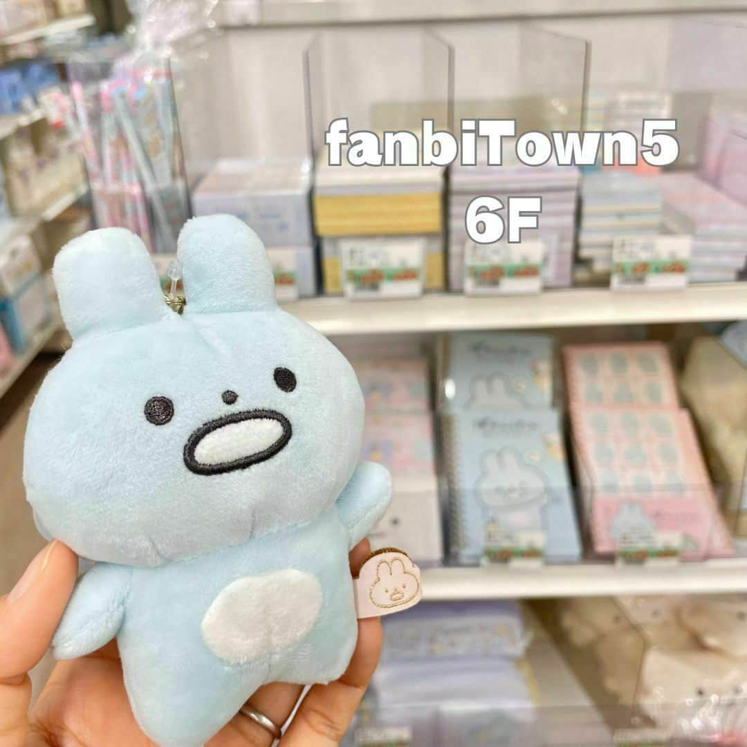 ファンビ寺内 (fanbi) さんのインスタグラム写真 - (ファンビ寺内 (fanbi) Instagram)「. ぽかんとたんグッズ🐰 ぽかんとたんは、どこか抜けてる ちょっぴり忘れっぽいうさぎ。  ぽかんとしちゃうことが多いけど 「まぁ、いっか」😌💭  ▾会員価格は売場へお問い合わせください✨  #fanbiTown5-6階　キャラクター２売場  品切れの際はご容赦ください🙇🏻‍♀️ ＿＿＿＿＿＿＿＿＿＿＿＿＿＿＿＿  DM、コメントでの在庫確認や その他お問い合わせはご遠慮ください。 プロフィール（@fanbi_official）の ハイライト「お問い合わせ」か、 TEL:06-6262-2161(代表)よりお願いします。  #ファンビ寺内 は、会員制の #卸問屋 です。 店舗へのアクセス、ご利用方法はプロフィール （@fanbi_official）のリンクからご確認ください☺️  ＿＿＿＿＿＿＿＿＿＿＿＿＿＿＿＿  #ファンビ #fanbi寺内 #fanbi #寺内 #大阪 #osaka #本町 #honmachi #堺筋本町 #問屋 #ぽかんとたん #POKANTOTAN #あげたん #ひやたん #サンエックス #キャラクター #新キャラ #うさぎのキャラ #かわいい #可愛い #イラスト #ぬいぐるみ #癒し」10月25日 17時20分 - fanbi_official