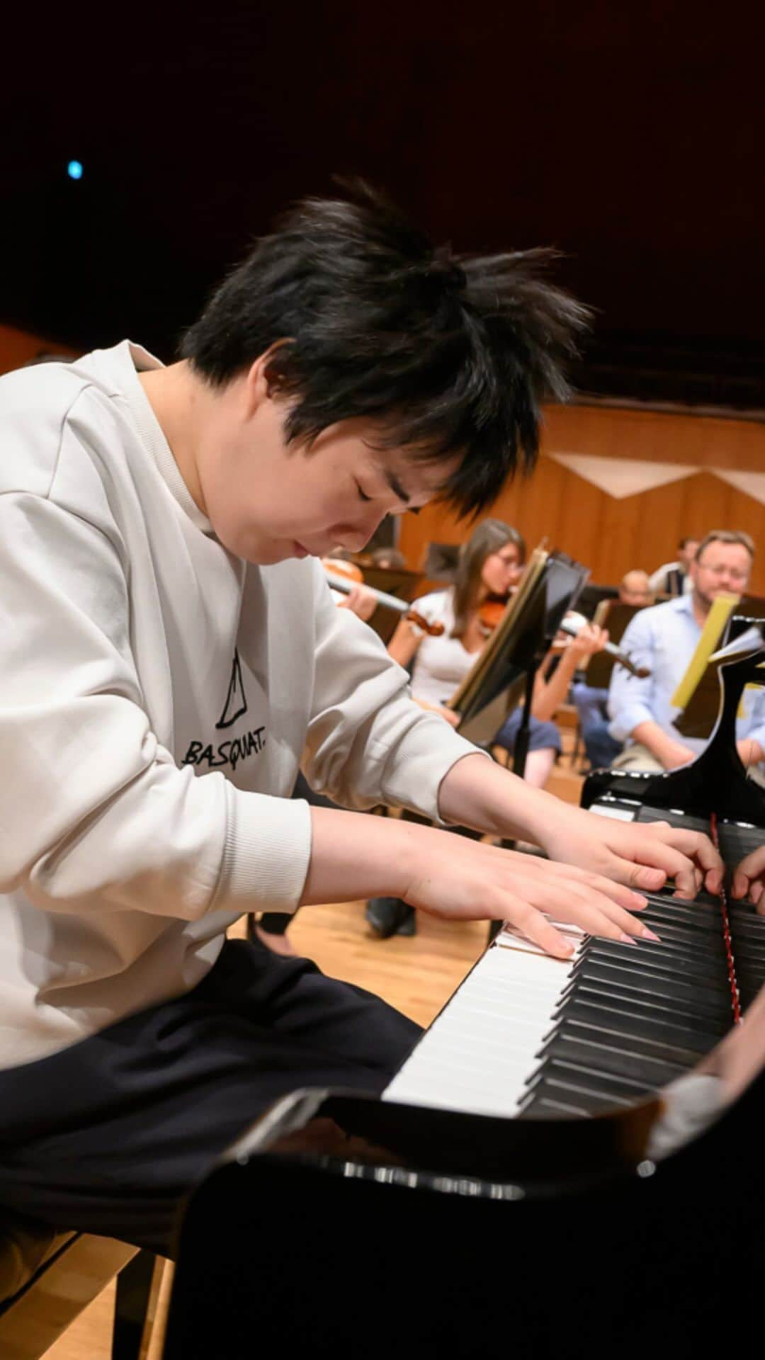 藤田真央のインスタグラム：「Tak blízko, a přece tak daleko! 🙂 Vydejte se do Koreje s brilantním klavíristou Mao Fujitou a Českou filharmonií pod taktovkou Semjona Byčkova.   .  So near, yet so far! 🎹 Join the brilliant pianist Mao Fujita and the Czech Philharmonic under the baton of Semyon Bychkov in Korea.  #czechphilontour #czechphilharmonic #semyonbychkov #maofujita #antonindvorak #pianoconcerto」