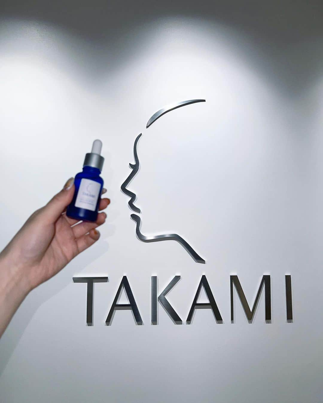 新希咲乃さんのインスタグラム写真 - (新希咲乃Instagram)「リニューアルした @takami.skinpeel の説明を受けてきたよ〜🪞 タカミといえばブルーなのでお洋服もブルーにしました💙 青大好き💙  大好きなスキンピールは中身は変わらずガラスの容器とパッケージがよりサステナブルに変わってました。  アメリカに行ってとても肌が荒れちゃってゴワゴワしてたから家に帰ってタカミ使ったら本当に安心感凄くて…持っていけば良かったと後悔、、、！！！今、目に見えてる肌は角質だから、肌の底からのケアをするように日々角質美容をすると肌がみるみる変わっていくんだって！スキンピールはスキンケア初めに使う美容液だからいつものスキンケアに足してあげて使うのもOKで簡単に角質美容をできるよ♡  それくらい肌の基盤を底上げしてくれるような スキンケア多いからタカミオススメです🩵   #PR  #タカミスキンピール   #タカミ  #TAKAMI   #角質美容  #lorealjapan」10月25日 17時20分 - niki_sakino