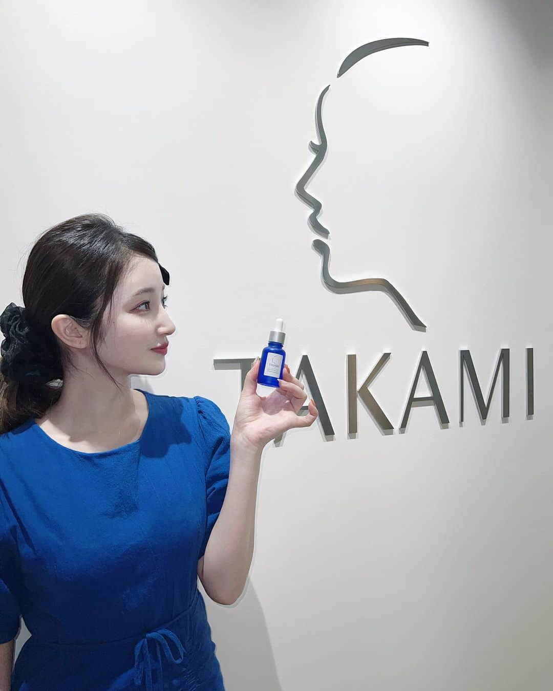 新希咲乃さんのインスタグラム写真 - (新希咲乃Instagram)「リニューアルした @takami.skinpeel の説明を受けてきたよ〜🪞 タカミといえばブルーなのでお洋服もブルーにしました💙 青大好き💙  大好きなスキンピールは中身は変わらずガラスの容器とパッケージがよりサステナブルに変わってました。  アメリカに行ってとても肌が荒れちゃってゴワゴワしてたから家に帰ってタカミ使ったら本当に安心感凄くて…持っていけば良かったと後悔、、、！！！今、目に見えてる肌は角質だから、肌の底からのケアをするように日々角質美容をすると肌がみるみる変わっていくんだって！スキンピールはスキンケア初めに使う美容液だからいつものスキンケアに足してあげて使うのもOKで簡単に角質美容をできるよ♡  それくらい肌の基盤を底上げしてくれるような スキンケア多いからタカミオススメです🩵   #PR  #タカミスキンピール   #タカミ  #TAKAMI   #角質美容  #lorealjapan」10月25日 17時20分 - niki_sakino