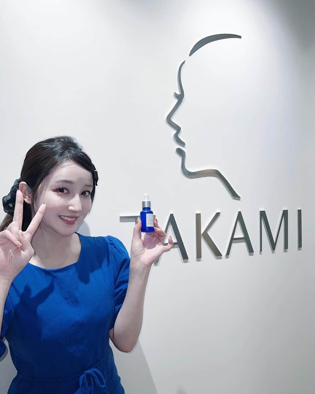 新希咲乃さんのインスタグラム写真 - (新希咲乃Instagram)「リニューアルした @takami.skinpeel の説明を受けてきたよ〜🪞 タカミといえばブルーなのでお洋服もブルーにしました💙 青大好き💙  大好きなスキンピールは中身は変わらずガラスの容器とパッケージがよりサステナブルに変わってました。  アメリカに行ってとても肌が荒れちゃってゴワゴワしてたから家に帰ってタカミ使ったら本当に安心感凄くて…持っていけば良かったと後悔、、、！！！今、目に見えてる肌は角質だから、肌の底からのケアをするように日々角質美容をすると肌がみるみる変わっていくんだって！スキンピールはスキンケア初めに使う美容液だからいつものスキンケアに足してあげて使うのもOKで簡単に角質美容をできるよ♡  それくらい肌の基盤を底上げしてくれるような スキンケア多いからタカミオススメです🩵   #PR  #タカミスキンピール   #タカミ  #TAKAMI   #角質美容  #lorealjapan」10月25日 17時20分 - niki_sakino