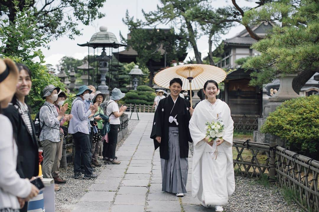 ラヴィ•ファクトリーさんのインスタグラム写真 - (ラヴィ•ファクトリーInstagram)「. 【写真で叶える結婚式】 .  思い出が沢山詰まった場所でのお写真📸 いつ見返してもおふたりにとって かけがえのない思い出に🤍  . —————— ラヴィファクトリー:@nagano_laviephotography Photographer: @takekawa_photography AREA:JAPAN,NAGANO —————— @laviefactoryをフォローして #laviefactory #ラヴィファクトリー のハッシュタグをつけて お写真を投稿してみてくださいね✳︎ . こちらの公式IG（@laviefactory） で取り上げさせていただきます✨ . 思わず笑顔になれるハートのある 「家族写真」はラヴィクルール* >>>@laviecouleur_official . #wedding #weddingphotography #photo #ハートのある写真 #instawedding #結婚写真 #ウェディング #ウェディングフォト #撮影指示書 #ロケーションフォト #前撮り#写真好きな人と繋がりたい #フォトウェディング #卒花 #後撮り #ウェディングニュース #前撮り小物 #前撮りフォト #前撮りアイテム #ウェディング撮影 #撮影構図 #前撮りアイディア #撮影指示書 #花嫁コーディネート #花嫁コーデ #和装ロケフォト #白無垢 #和装フォト」10月25日 17時30分 - laviefactory