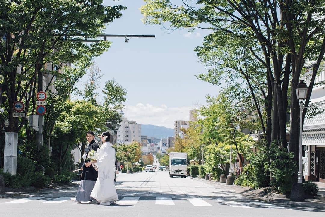 ラヴィ•ファクトリーさんのインスタグラム写真 - (ラヴィ•ファクトリーInstagram)「. 【写真で叶える結婚式】 .  思い出が沢山詰まった場所でのお写真📸 いつ見返してもおふたりにとって かけがえのない思い出に🤍  . —————— ラヴィファクトリー:@nagano_laviephotography Photographer: @takekawa_photography AREA:JAPAN,NAGANO —————— @laviefactoryをフォローして #laviefactory #ラヴィファクトリー のハッシュタグをつけて お写真を投稿してみてくださいね✳︎ . こちらの公式IG（@laviefactory） で取り上げさせていただきます✨ . 思わず笑顔になれるハートのある 「家族写真」はラヴィクルール* >>>@laviecouleur_official . #wedding #weddingphotography #photo #ハートのある写真 #instawedding #結婚写真 #ウェディング #ウェディングフォト #撮影指示書 #ロケーションフォト #前撮り#写真好きな人と繋がりたい #フォトウェディング #卒花 #後撮り #ウェディングニュース #前撮り小物 #前撮りフォト #前撮りアイテム #ウェディング撮影 #撮影構図 #前撮りアイディア #撮影指示書 #花嫁コーディネート #花嫁コーデ #和装ロケフォト #白無垢 #和装フォト」10月25日 17時30分 - laviefactory