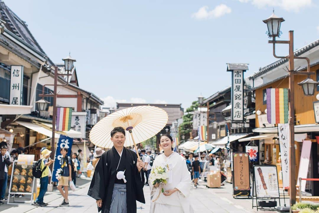 ラヴィ•ファクトリーのインスタグラム：「. 【写真で叶える結婚式】 .  思い出が沢山詰まった場所でのお写真📸 いつ見返してもおふたりにとって かけがえのない思い出に🤍  . —————— ラヴィファクトリー:@nagano_laviephotography Photographer: @takekawa_photography AREA:JAPAN,NAGANO —————— @laviefactoryをフォローして #laviefactory #ラヴィファクトリー のハッシュタグをつけて お写真を投稿してみてくださいね✳︎ . こちらの公式IG（@laviefactory） で取り上げさせていただきます✨ . 思わず笑顔になれるハートのある 「家族写真」はラヴィクルール* >>>@laviecouleur_official . #wedding #weddingphotography #photo #ハートのある写真 #instawedding #結婚写真 #ウェディング #ウェディングフォト #撮影指示書 #ロケーションフォト #前撮り#写真好きな人と繋がりたい #フォトウェディング #卒花 #後撮り #ウェディングニュース #前撮り小物 #前撮りフォト #前撮りアイテム #ウェディング撮影 #撮影構図 #前撮りアイディア #撮影指示書 #花嫁コーディネート #花嫁コーデ #和装ロケフォト #白無垢 #和装フォト」