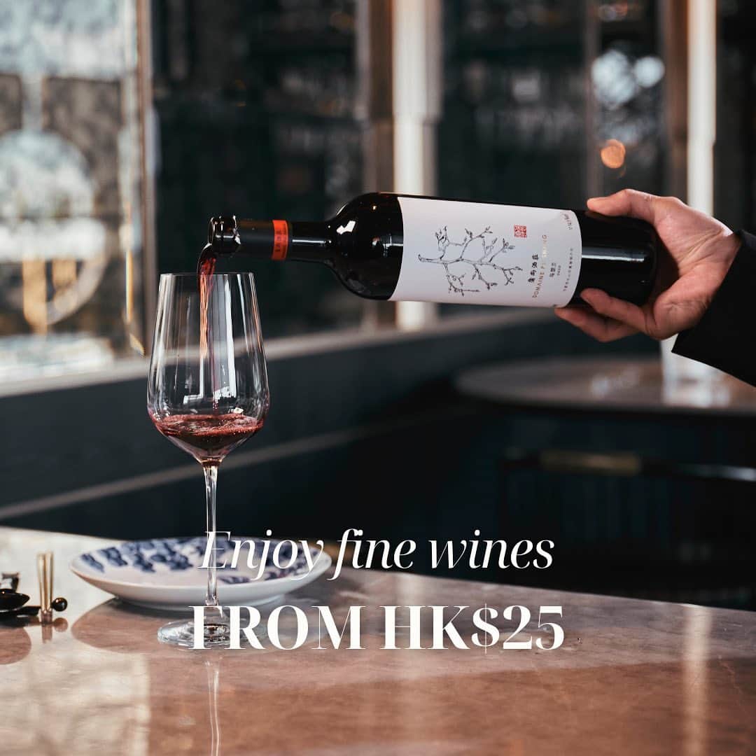 Discover Hong Kongさんのインスタグラム写真 - (Discover Hong KongInstagram)「[4 Tips to Know Before Heading to Wine & Dine Festival🍷🍽️]   The Wine & Dine Festival 2023 is just a day away! Have you booked your tickets yet? Before you go, here are some tips for the best wine and dine experience 🎉.   1️⃣ Dress up: Embrace the festive spirit and put on your Halloween costume ― you can get two tokens for free on your Tasting Pass!  2️⃣ Enjoy a free drink: If you have a tourist pass, don’t forget to try the complimentary Made-in-HK cocktails.  3️⃣ Learn and earn at the Tasting Theatre: Make the most of your festival experience by joining a Tasting Theatre or two. You’ll get to learn about wine and coffee tasting, and refine your cooking techniques with master chefs and sommeliers. Expand your knowledge and earn valuable experiences!  4️⃣ Prepare your Tasting Pass: Get a Tasting Pass for the full, indulgent experience. With the pass, you can sample a fine wine for just one token (HK$25)!   🔔 Gather your family and friends and come experience the allure of food and wine at the Wine & Dine Festival 2023.  Remember to book your tickets in advance and mark your calendar. It’s an event you won’t want to miss!    【Wine & Dine 入場前必睇 | 4大著數你要知！🍷🍽️】  聽日就係Wine & Dine ！買咗飛同約好朋友邊日去未？想知點玩盡節目、歎盡場內靚酒美食，即睇以下4大貼士！🎉    1️⃣著靚啲：著萬聖節鬼馬打扮，即有機會用你嘅品味通行證免費兌換品味劵2張  2️⃣至窩心：如果你係訪港旅客，記得領取「旅客禮包」，盡情享受佳釀美饌  3️⃣學精啲：報名「品味學堂」，星級大師即席教你品酒、品啡、煮嘢食，有嘢學之餘仲有禮品攞走 4️⃣抵飲啲：$25起平民價任試場內多款世界各地靚酒，買定「品味通行證」飲得更暢快    🔔約定你10月26至29日， 一齊嚟感受呢個美食同美酒嘅盛宴！    2023「香港美酒佳餚巡禮」 ​  The Hong Kong Wine & Dine Festival 2023​  Event details: https://www.discoverhongkong.com/eng/what-s-new/events/wine-dine-festival.html  More about Tasting Theatre: https://www.discoverhongkong.com/eng/what-s-new/events/wine-dine-festival/tasting-theatre.html  📅26-29 Oct | 10月26日至29日 ​  📍Central Harbourfront Event Space, Hong Kong Island​ | 中環海濱活動空間 ​ ​  Event Details | 活動詳情：https://www.discoverhongkong.com/tc/what-s-new/events/wine-dine-festival/  More about Tasting Theatre | 品味學堂詳情：https://www.discoverhongkong.com/tc/what-s-new/events/wine-dine-festival/tasting-theatre.html  #WineAndDine2023 #HelloHongKong #DiscoverHongKong」10月25日 17時31分 - discoverhongkong