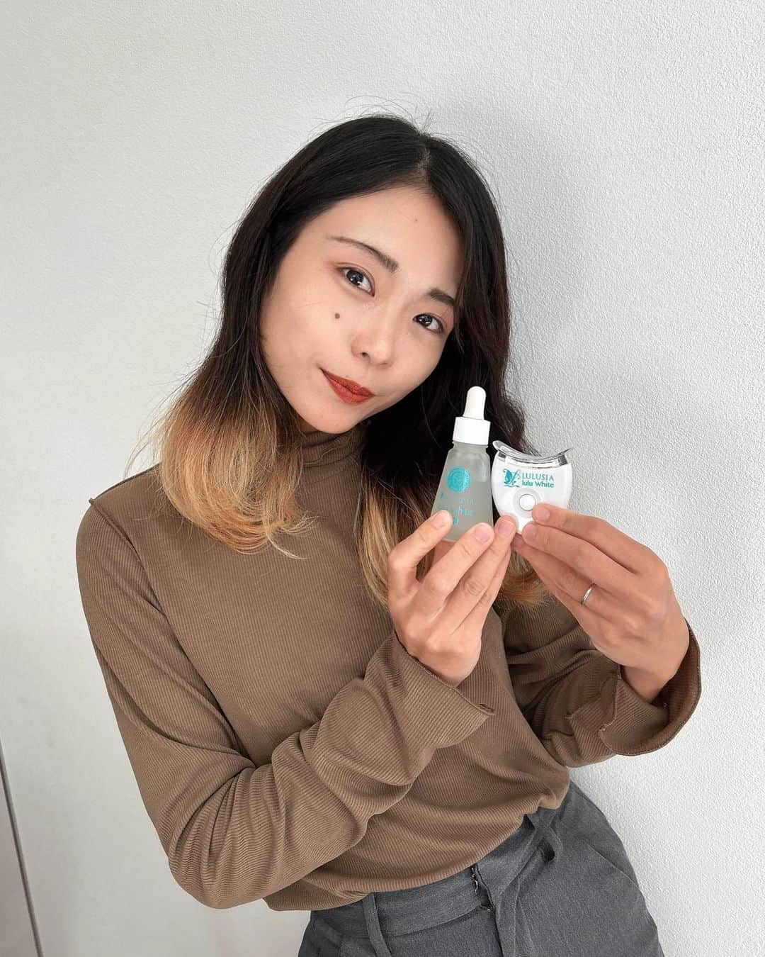 立花このみさんのインスタグラム写真 - (立花このみInstagram)「. ルルシアさんの ホームホワイトニング始めました🦷 ホワイトニング行きたいけど 子供がいるとどうも時間取れないし 定期的に行けないしで ルルシアさんのホワイトニングなら 自宅で簡単にそして毎日できるので コーヒー大好きで黄ばみ気味のあたしにはとても嬉しい🩵 . 毎日歯の変化が楽しみだなーん😌! . . .  PR🍑ルルホワイト @lulusia_official  商品：薬用ホワイトニングジェル（定期初回 ¥3,980） ※単品購入の場合は¥8,980 . . #ピンクリボンコンテスト2023  @narrow_official #ルルホワイト #ホワイトニング #セルフホワイトニング #ホームホワイトニング #pr #ピンクリボン運動」10月25日 17時23分 - avilla_konomi