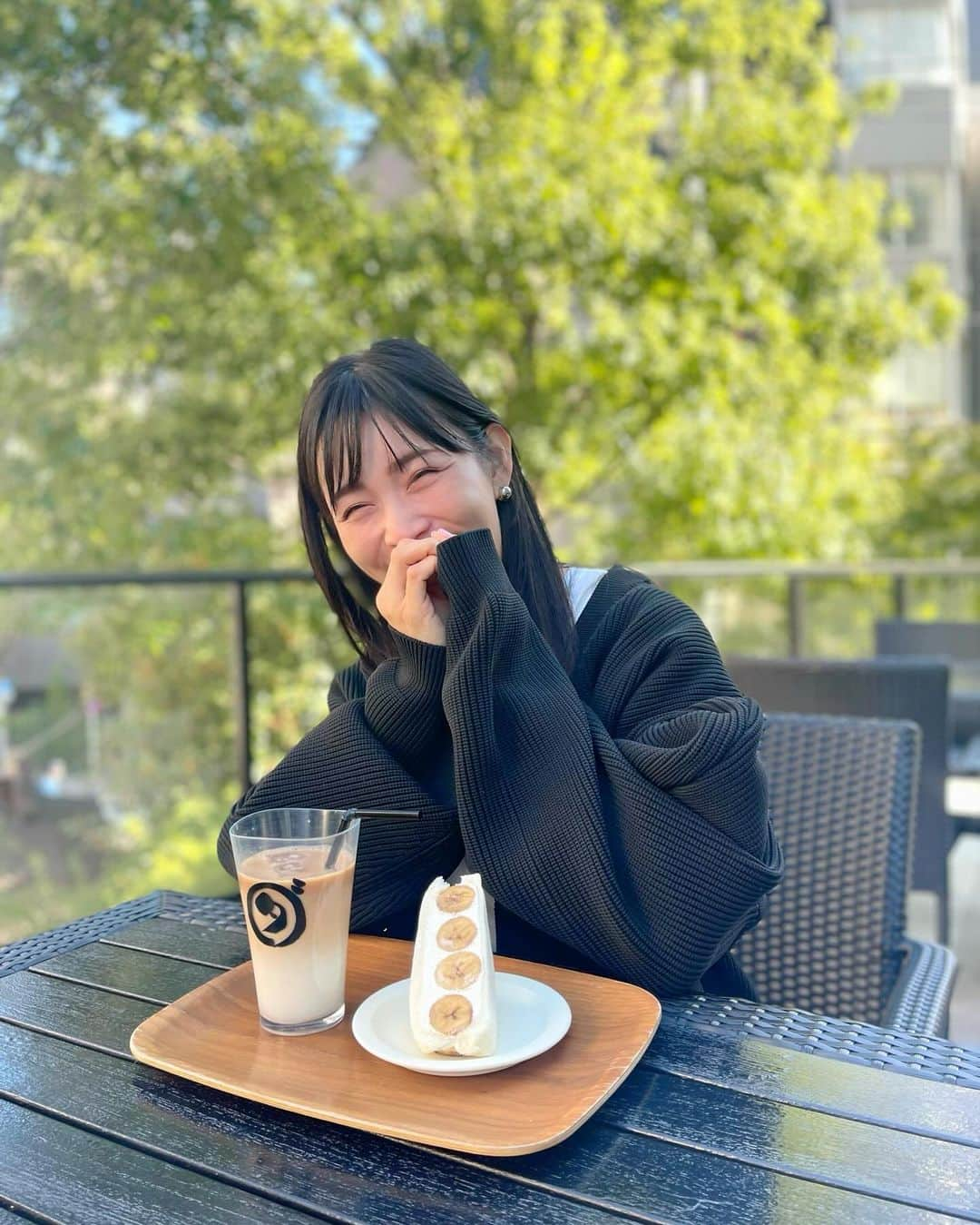 上野仁美さんのインスタグラム写真 - (上野仁美Instagram)「. ⁡ 久しぶりに友人と会えた朝☀️  @mariya_kuroda ありがとう☺️ 楽しい時間はあっという間に過ぎます✨ ⁡ 娘と共に私も頑張るこの秋🍁会いたい人ともなかなか会えませんが、それもあと少し🥺 ⁡ ⁡ お土産でいただいたことのあった @358dacafe のフルーツサンドイッチ🍓🥝この日はテラスで。 沢山種類があったのに、二人とも🍌🦍 見た目のボリュームとは裏腹に、すぐに完食😆 ⁡ カメラセンス抜群の麻理耶様々です🙏❤️  試食でいただいたクレープが美味だったので、次回はクレープ目当てで伺います☺️ ⁡ ⁡ ⁡ #ダカフェ #ダカフェ恵比寿 #恵比寿カフェ #フルーツサンド #フルーツサンドイッチ」10月25日 17時23分 - hitomi0502_u