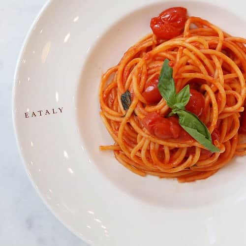 EATALY Tokyoさんのインスタグラム写真 - (EATALY TokyoInstagram)「✨World Pasta Day✨ 本日は世界パスタデー  1995年10月25日、イタリアのローマで「第1回世界パスタ会議」が開催されました。これを記念して1998年に世界パスタデーが制定されたそうです。  毎年イタリアでは同日に「パスタ・ワールド・チャンピオンシップ」が開催されています。パスタのワールドカップとも呼ばれる世界的な料理競技会で、パスタ料理の腕と情熱を競います。  パスタには様々な種類があり、ソースの種類も様々。そしてその組み合わせは無限大になります。 スパゲッティ、ペンネ、ニョッキ、リガトーニ・・・ トマトソース、クリームソース、ジェノベーゼ、日本発祥ナポリタン・・・  皆さんの好きなパスタはなんですか？  #eataly #イータリー #eatalyginza #eatalytokyo #eatalymarunouchi #eatalynihombashi #eatalyharajuku #eatalyshonan #東京駅 #丸の内 #日本橋 #銀座 #原宿 #湘南 #世界パスタデー #worldpastaday #パスタ#pasta」10月25日 17時25分 - eataly.tokyo