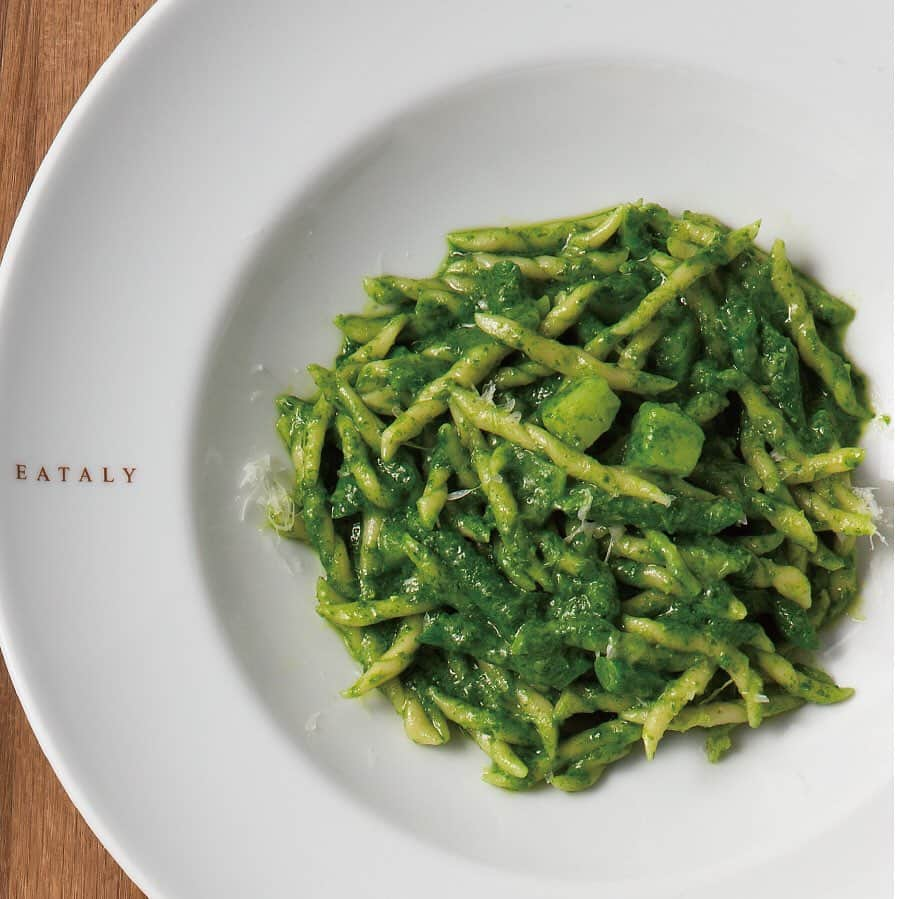 EATALY Tokyoさんのインスタグラム写真 - (EATALY TokyoInstagram)「✨World Pasta Day✨ 本日は世界パスタデー  1995年10月25日、イタリアのローマで「第1回世界パスタ会議」が開催されました。これを記念して1998年に世界パスタデーが制定されたそうです。  毎年イタリアでは同日に「パスタ・ワールド・チャンピオンシップ」が開催されています。パスタのワールドカップとも呼ばれる世界的な料理競技会で、パスタ料理の腕と情熱を競います。  パスタには様々な種類があり、ソースの種類も様々。そしてその組み合わせは無限大になります。 スパゲッティ、ペンネ、ニョッキ、リガトーニ・・・ トマトソース、クリームソース、ジェノベーゼ、日本発祥ナポリタン・・・  皆さんの好きなパスタはなんですか？  #eataly #イータリー #eatalyginza #eatalytokyo #eatalymarunouchi #eatalynihombashi #eatalyharajuku #eatalyshonan #東京駅 #丸の内 #日本橋 #銀座 #原宿 #湘南 #世界パスタデー #worldpastaday #パスタ#pasta」10月25日 17時25分 - eataly.tokyo