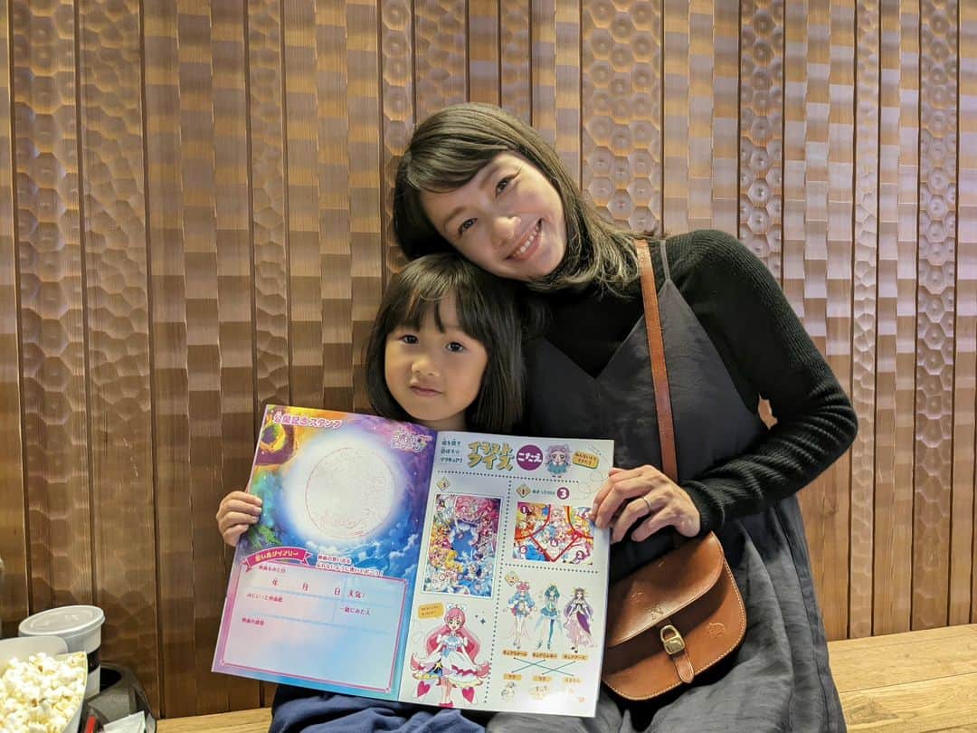 のインスタグラム：「やっと、やっと約束を果たせました｡ﾟ(ﾟ´Д｀ﾟ)ﾟ｡✨娘と映画『プリキュアオールスターズｆ』を観に行ってきました。公開からだいぶ経ってしまいましたが、復活ミラクルライトももらえて、特典のクリアカードも頂けて、親子ともども楽しい時間でした♡映画の内容的には、大人も鳥肌が立つような展開で💦娘には少し難しかったみたいでしたが、とにかく約束を果たせたことにホッとしました。アゲハちゃん推しのむすめと、ツバサ君推しの私は大興奮のシーンがありました♡はぁ〜大人も大好きプリキュア♡ #プリキュア #プリキュアオールスターズ #プリキュアオールスターズf #観てきたよ #映画時間 #🎥 #🎬 #アゲハちゃん #推し #ツバサ君 #好き#母と娘 #サトルジャパン #ママモデル #吉村美樹」
