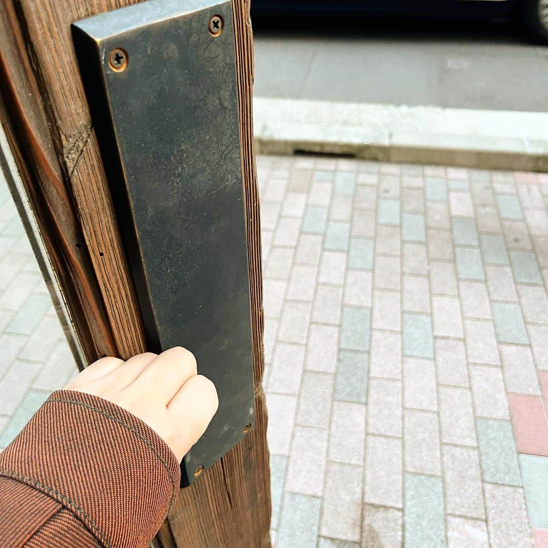 木製ドアの全国通販　ウッドデポさんのインスタグラム写真 - (木製ドアの全国通販　ウッドデポInstagram)「ヴィンテージ仕上げの玄関ドアをご採用されたお店にご訪問させて頂きました。ありがとうございました！ 東京銀座のオフィス街に佇む韓国プゴク（干し鱈スープ）専門店『たらちゃん』@tarapugok ノスタルジックな雰囲気に包まれながらいただく韓国料理は格別。お近くに来られた方は是非お立ち寄りくださいませ♪ #古民家リノベーション #古民家改装 #古民家再生 #木製ドア #木のドア #玄関ドア #室内ドア #アンティーク風ドア #ビンテージドア #ヴィンテージ #自宅カフェ #自宅ショップ #カフェ改装 #カスタムドア #コンテナハウス #マイホーム計画中 #新築 #店舗 #美容室改装 #リノベ #リノベーション #店舗改装」10月25日 17時25分 - wood_depot