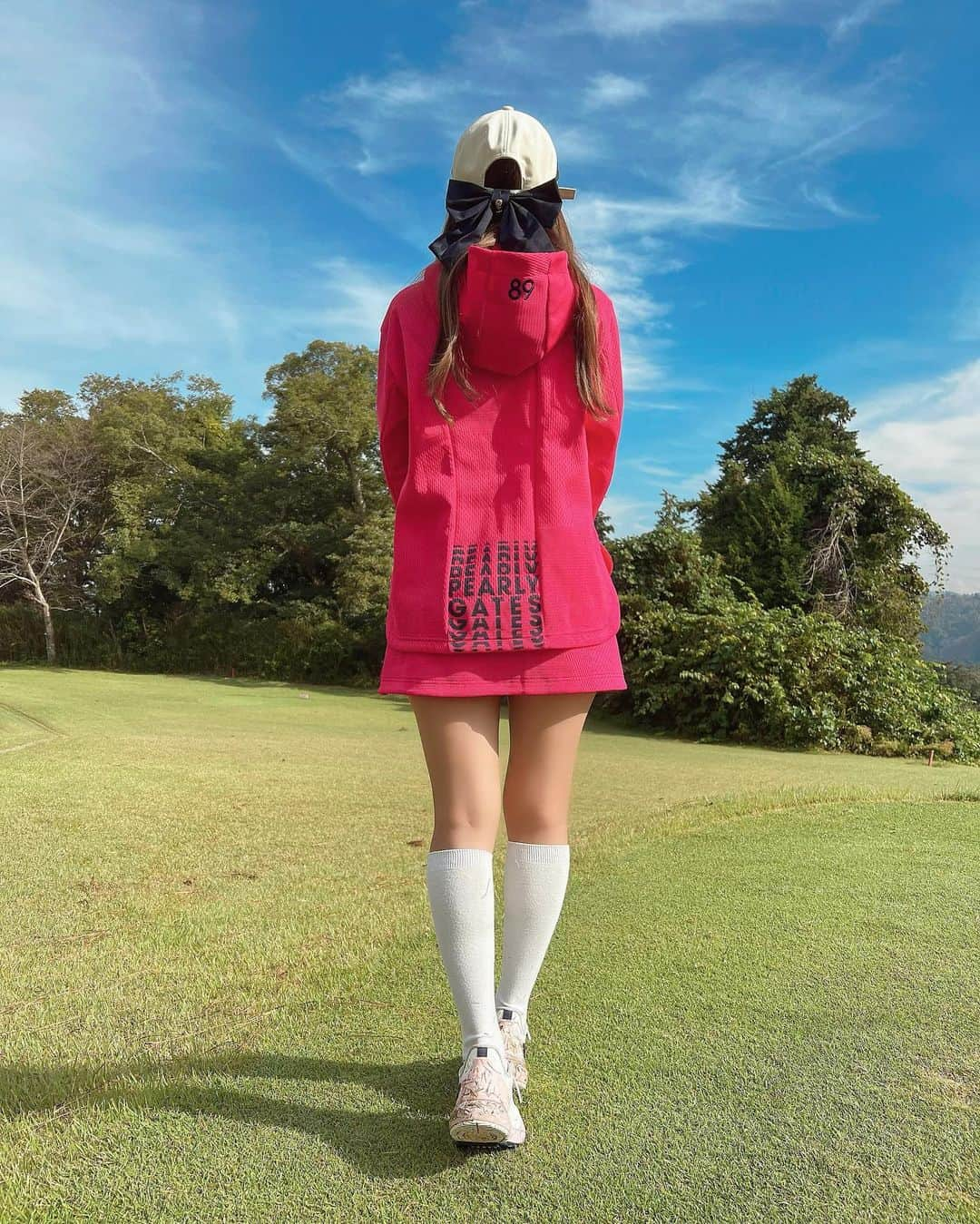 ちゃんしーさんのインスタグラム写真 - (ちゃんしーInstagram)「久しぶりのエンゼルスラウンド👼🏻💓⛳️ 45-43🔴48  涼しくなったから全身ぴんくの @pearlygates_official コーデしたよんっ💓🫰 セットアップって楽ちん可愛い😋  写真はみみちゃんが撮ってくれたのだ💖 遠目からアップまでどうぞ♡w . . . #ゴルフ女子#ゴルフ男子#ゴルフ初心者#ごるふ女子#ごるふ男子#ゴルフコーデ#高尔夫#골프#美脚#ミニスカ#美脚#脚やせダイエット#足痩せ#トレーニング#お尻#おしり#おしりフェチ#韓国コーデ#韓国ウェア#韓国ヘア#絶対領域」10月25日 17時25分 - hime___golf