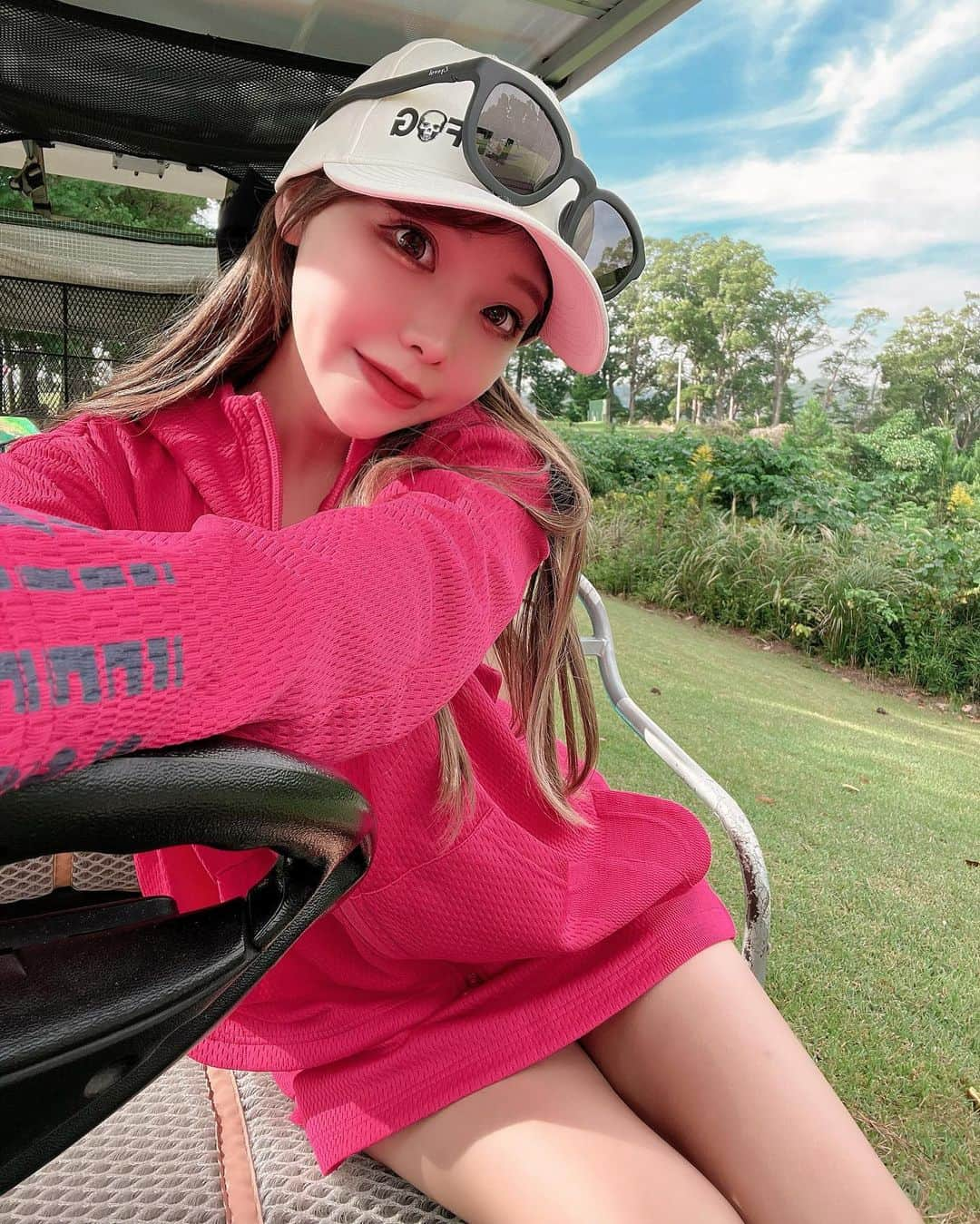 ちゃんしーさんのインスタグラム写真 - (ちゃんしーInstagram)「久しぶりのエンゼルスラウンド👼🏻💓⛳️ 45-43🔴48  涼しくなったから全身ぴんくの @pearlygates_official コーデしたよんっ💓🫰 セットアップって楽ちん可愛い😋  写真はみみちゃんが撮ってくれたのだ💖 遠目からアップまでどうぞ♡w . . . #ゴルフ女子#ゴルフ男子#ゴルフ初心者#ごるふ女子#ごるふ男子#ゴルフコーデ#高尔夫#골프#美脚#ミニスカ#美脚#脚やせダイエット#足痩せ#トレーニング#お尻#おしり#おしりフェチ#韓国コーデ#韓国ウェア#韓国ヘア#絶対領域」10月25日 17時25分 - hime___golf