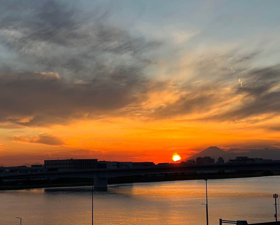 akkoのインスタグラム：「昨日、羽田空港から見た夕焼け☺️💕 はるひウィークを楽しみつつ、 ライブ準備もしてました😊👍 セットリストはほぼ決めましたが、 もしリクエストがあればコメント下さいね❣️ #akko #akkostagram #mll #acoakkolive」