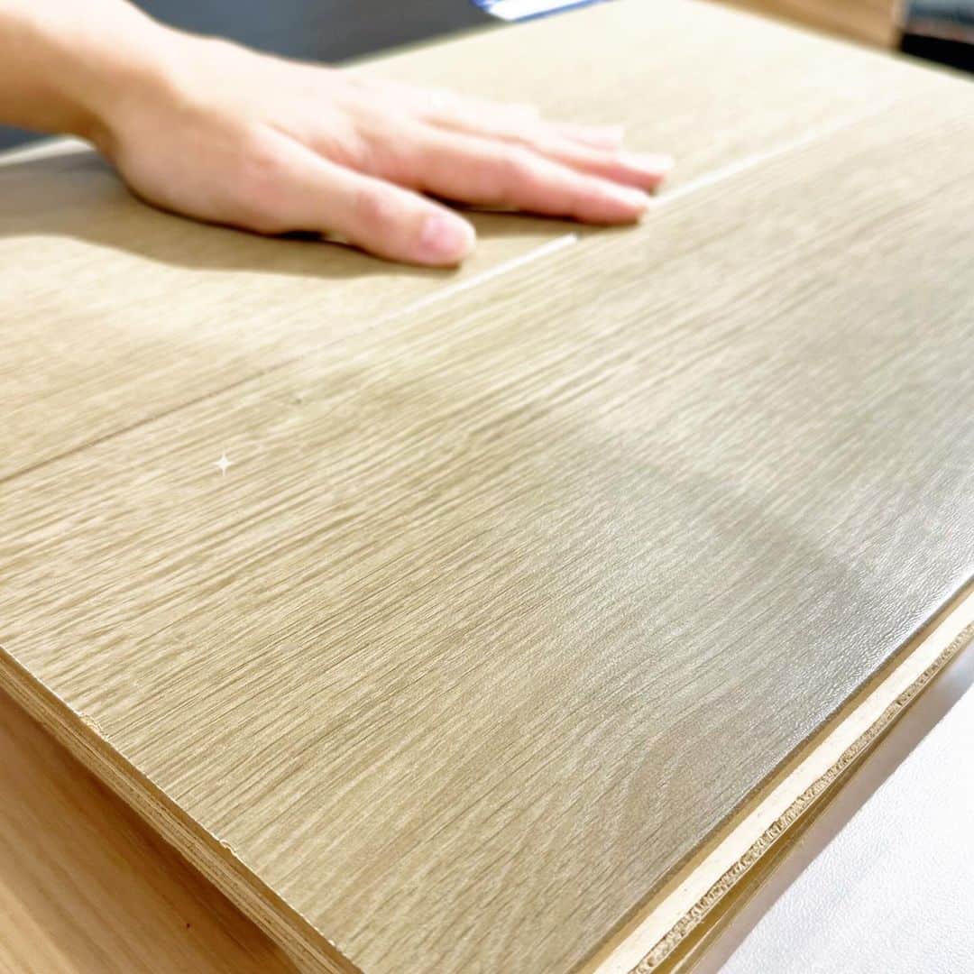 酒井蘭のインスタグラム：「#家を建てる 実は家を建てます。 今めちゃくちゃショールーム巡りしてまして、 これからお家のことも更新していきたいなと 思ったので1回目の投稿をしてみました☺️  結婚して、子供を産んで、それだけでも 幸せだったのにまさか注文住宅で家を建てれる 人生になるとは思っても見なかったので 嬉しくて胸いっぱいです😭❤️  それもこれも全部家族のおかげで 90%私が決めるお家なので 私好みの可愛いお家を建てたいと思います😇  くだらない投稿になると思いますがお付き合いください🙇‍♀️🙇‍♀️🙇‍♀️笑  #注文住宅新築 #新築一戸建て #夢のマイホーム #ショールーム #注文住宅 #マイホーム」