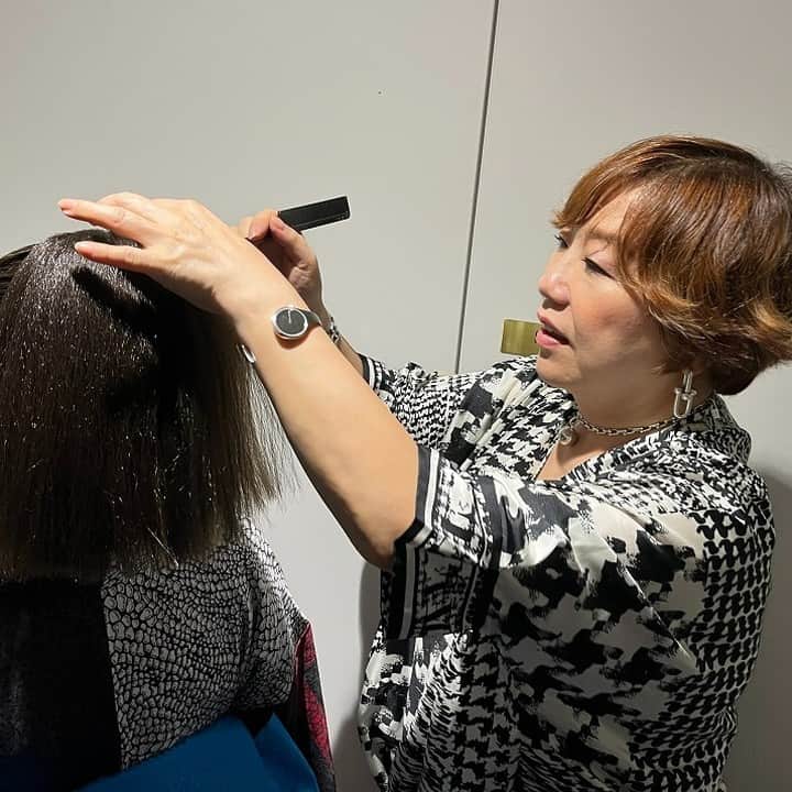 資生堂 Shiseido Group Shiseido Group Official Instagramさんのインスタグラム写真 - (資生堂 Shiseido Group Shiseido Group Official InstagramInstagram)「@yumiko.kamada , a Shiseido Senior Hair&Makeup Artist @shiseido_hma and a leading expert in kimono hair and makeup look, served as the chief hair and makeup artist for the kimono fashion show "2023 TOKYO KIMONO COLLECTION. "  The purpose of the event, which first started in 2013, was to present kimono, a Japanese cultural asset, in the latest fashion styles. This year, the brands JOTARO SAITO designed by Jotaro Saito, KIMONO AONOKOUBOU by Yasuo Aono, and Tonami Orimono, which made its first appearance at the TOKYO KIMONO COLLECTION, presented their works.　  Paired with elegant tsumugi silk and yuzen gowns, classical updos and one-toned coral makeup created a gentle impression.  To match Jotaro Saito's "Party" theme, matte red lips and peacock-colored or warm-red eye makeup gave a strong impression of individuality.  For KIMONO AONOKOUBOU, with its beautiful blue and other vivid dyes, Kamada created a cute makeup look with a three-dimensional base, winged eyeliner, and orange lips.   For more details https://hma.shiseido.com/en/info/p20231016_12310/  和装ヘアメイクの第一人者である資生堂シニアヘアメイクアップアーティストの鎌田由美子が、きものファッションショー「2023 TOKYO KIMONO COLLECTION」のヘアメイク総合チーフを務めました。  2013年にスタートした、このイベントは、日本人のルーツの一つである”きもの”を最新のファッションとして発信するランウェイショーです。今年は、斉藤上太郎氏がデザインする JOTARO SAITO、青野保夫氏による綺萌野 青野工房 KIMONO AONOKOUBOU、本イベント初登場の、となみ織物が作品を発表しました。  上品な紬や友禅の訪問着にはクラシカルなアップスタイルヘアにコーラル系ワントーンのメイクアップで優しさを表現。「Party」をテーマにしたJOTARO SAITOにはマットな赤リップにピーコックカラーやウォームレッドのアイズで個性を強く印象づけました。ブルーなど鮮やかな染色が美しい青野工房は立体感のあるベースメイクに、跳ね上げたアイラインとオレンジリップがポイントのキュートなメイクに仕上げました。  詳しくはこちらをご覧ください。 https://hma.shiseido.com/jp/info/p20231016_12305/  #shiseidohma #yumikokamada #kimonomakeup #kimonohair #tokyokimonocollection」10月25日 17時26分 - shiseido_corp