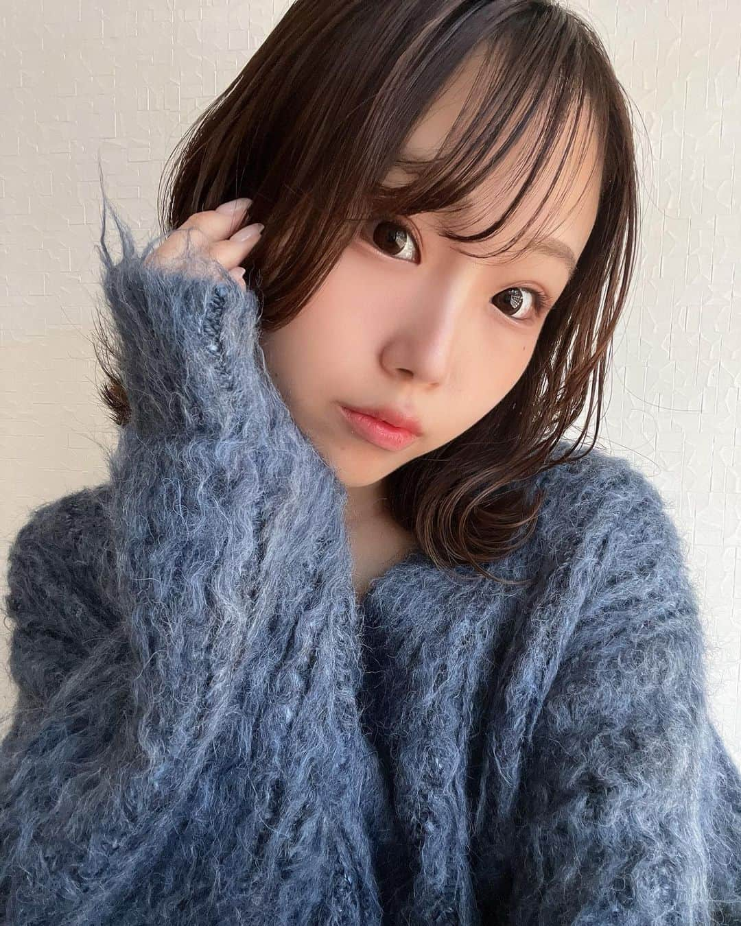 さやのインスタグラム：「このカーディガン好きすぎる‪ 💙🧵 ふっくらした厚みのあるシルエットで 女の子感出てかわいいよつ🎀 個人的には大きいポケットが付いてるの◎◎ . .ブラッシュニットカーデ(F) . WEGOのお洋服はZOZOTOWNでお得にお買い物しよ🛍  #wego」