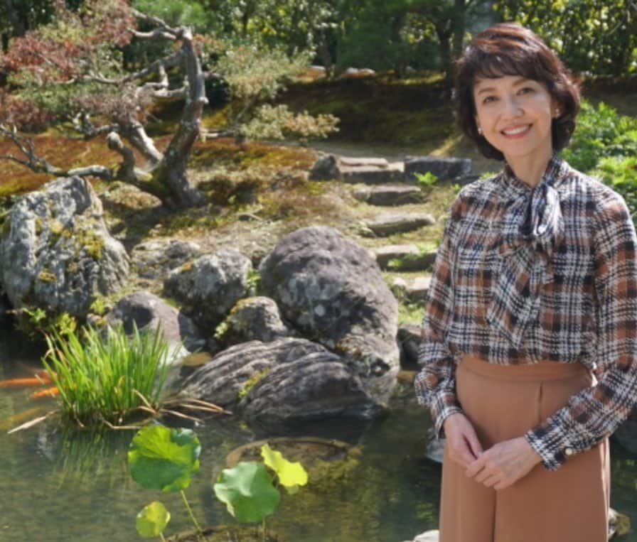 賀来千香子さんのインスタグラム写真 - (賀来千香子Instagram)「こんにちは✨ 明日、10月26日(木) 夜9時から放送の、 『あなたの知らない京都旅〜1200年の物語』 (BS朝日) 「名所を彩る京の月」  2023年は中秋の名月と満月が重なる特別な一夜。 今回私は、京の名所で月を堪能する旅へ出かけました！  嵐山を代表する観光名所、渡月橋。 その名前の経緯とは？ 渡月橋の上に昇る見事な中秋の名月に大興奮🌕  大覚寺では、どうしても参加したかった「観月の夕べ」を体験しました。 中秋の名月から３日間、平安時代に嵯峨天皇が大沢池に舟を浮かべ、池に映る月を愛でていたお月見を現代に再現した行事です。 私も実際に船に乗り、美しい満月を堪能しました🌕  月を神様として祀る月読神社や月の仏様を祀る醍醐寺にも足を運びます。 この月の仏様ですが、あるヒーローのモデルとなったのですが、そのヒーローとは？  「葵ホテル 南禅寺別邸 看月亭」では、名作庭家・七代目小川治兵衛が手がけた素晴らしい庭で美しい満月を独り占め❗️ 贅沢なお月見を体験させていただきました🌕  今回、私は〝中秋の名月と満月が重なるのは、次は7年後‼️〟というプレッシャーの中で、ロケに臨みました😅 その前から天気予報とにらめっこしながら、ドキドキ💦 当日、雲一つ無い空を見上げて、スタッフが「バッチリです😊」と言って下さっても、〝待って💦月🌕を観るまでは、安心出来ないの😱〟とロケを進めて、夕方、渡月橋に見事な満月🌕が浮かび上がった時には、本当に感激して、スタッフと喜び合いました‼️  昼間のロケでの醍醐寺や月読神社✨ そして、念願の大覚寺での『観月の夕べ』を堪能し、小川治兵衛さん作庭の看月亭で、この満月の中秋の名月の締めとなりました✨  余談になりますが、看月亭の素敵なお庭の池には、琵琶湖疏水の水が流れています✨ 実は、私の先祖にあたる南一郎平は、日本三大疏水の開発に関わった人なので、その事も感慨深く、おかげ様で貴重な一日となりました☺️  月と名所が織りなす美しい風景は必見です🌕✨  ぜひぜひ‼️御覧下さいね🌟  #あなたの知らない京都旅〜1200年の物語 #BS朝日 #中秋の名月 #満月 #嵐山 #渡月橋 #大覚寺 #大沢池 #観月の夕べ #月読神社 #醍醐寺 #看月亭 #南一郎平 #賀来千香子 #chikakokaku」10月25日 17時28分 - chikako_kaku_official