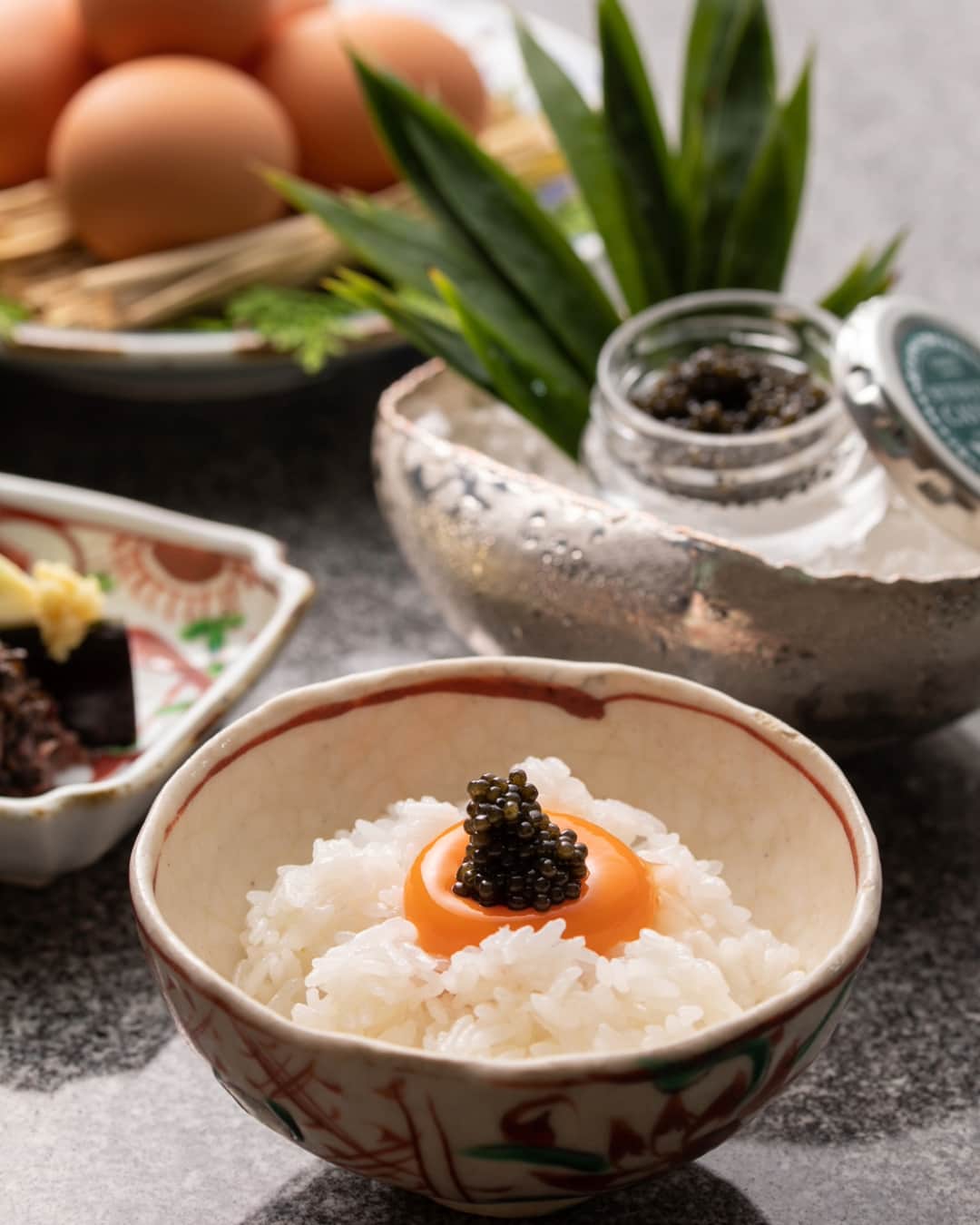グランドハイアット東京のインスタグラム：「"TKG"="卵かけご飯"をあえてラグジュアリーホテルでお出しするからには、極上の味わいをご提供します。 お米は旬房オリジナルの「旬房米」を、卵は箸で持ち上げても割れない濃厚な一級品を使用。 さらに「旬房オリジナルラベル 国産キャビア」を乗せて、食材の豊かな旨味をじっくりと味わっていただける贅沢メニューとなっています。 旬房自慢の一品を、ぜひ一度お試しください。  6F 日本料理 旬房 ご予約はプロフィール（@grandhyatttokyo )のリンクよりどうぞ。  Tamago kake-gohan, affectionately known as TKG, is an elegantly simple Japanese dish elevated to new heights by the chefs at Shunbou. Composed of Shunbou’s original rice, a single perfectly smooth egg yolk and Shunbou’s original caviar, this disarmingly simple dish as a wonderful way to experience the luxurious tastes and textures of Japan’s high-quality ingredients.  #グランドハイアット東京 #grandhyatttokyo #grandhyatt #hyatt #worldofhyatt #tokyo #roppongihills #和食 #japanesefood #新米 #tkg #rice」