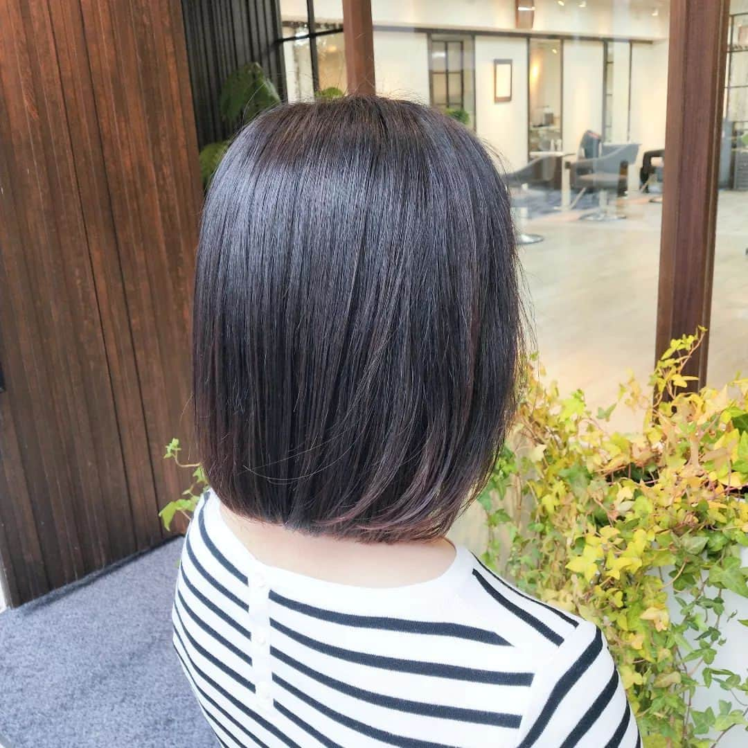 IMAGINE-hairさんのインスタグラム写真 - (IMAGINE-hairInstagram)「いつもありがとうございます😌  ✄お客様スタイル✄  ☆めちゃくちゃ自然なストレート☆  クセの度合い、仕上がりの感じ、髪質や状態によって、酸性の薬剤を独自の方法で配合してます✨  そこまでペタンコにもならず、ほんまに自然な仕上がりに😆  酸性の薬剤であててるのでダメージも最小限✨✨  スタイリング 👉ハンドブローのみ、オイル仕上げ  メニュー 👉カット＋酸性ストレートパーマ　¥17,050  秋山はこんな美容師です。 ✄30代、40代、50代のお客様から支持して頂いてます。 ✄ショートスタイル、ボブスタイルが大得意です。カット技術には自信あるので、まとまりやすく朝のスタイリングを楽にします。 ✄生えグセ、髪質、頭の形等をしっかり見て、顔の黄金比に合わせて小顔小頭スタイルにします。 ✄かれこれ20年。髪質、ヘアスタイル、頭皮の事等どんな悩みもお任せ下さい。  IMAGINEは、こんな方におすすめのヘアサロンです ❁トップをふんわりさせたい方 ❁つむじ割れが気になる方 ❁毎日のスタイリングを楽に決まるようにしたい方 ❁パサつき、ぺたんこ、うねり、頭皮トラブルなど大人女性のお悩みを持たれてる方 ❁小顔、小頭にしたい方  IMAGINEでは、、、 ・髪の毛、頭皮の様々なお悩みを解消します。 ・パサつき、ぺたんこ、うねり、細毛、抜け毛など大人女性のお悩みもお任せ下さい。 ・日本で唯一のパーマでぺたんこ、つむじ割れを解消します。 ・毎日のスタイリングが楽になるように傷めずまとまり長持ちするヘアスタイルを提供します。 ・顔、頭の黄金比(美しく見えるバランス)をベースに小顔、小頭のヘアスタイルにします。  【IMAGINE天神橋店の料金】 ❁カット　¥6,600 ❁カット＋ファイバープレックスカラー　¥15,950 ❁カット＋ファイバープレックスカラー＋トリートメント　¥20,570 ❁根元ふんわりパーマ＋カット　¥14,850 ❁つむじ割れ解消ポイントパーマ＋カット　¥11,550 ❁酸性ナチュラルストレート＋カット　¥18,150  【アクセス】 〒530-0041 大阪市北区天神橋３−６−２２ TEL  ０６−６３５１−８０２０  詳しくはホームページをご覧ください www.imagine-hair.com  【定休日】毎週月曜日、第2,3,5火曜日  【受付時間】 　【火】12：30～18：00 　【水−土】10：00～18：30 　【日・祝】10：00～17：30  ご予約や気になる方、メニューなどのご相談は お電話(０６−６３５１−８０２０)もしくはDMからお気軽にご連絡下さい❁¨̮   #ショート#ショートヘア#ショートヘアスタイル#ボブ#ボブショート#ショートボブ#ボブヘア#パーマヘアスタイル#インナーカラー#デジタルパーマ#ストレートパーマ#メンズパーマ#ファイバープレックス#つむじ割れ解消#つむじ#脱白髪染め#ハイライト#30代ヘア#40代ヘア#50代ヘア#天神橋美容室#天満美容室#南森町美容院#天神橋美容院#天満#南森町#扇町#天神橋#天神橋筋商店街」10月25日 17時39分 - imagine.365.359