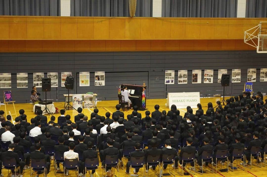 南壽あさ子のインスタグラム：「本日二校目は東海大学山形高等学校さんにて、被爆ピアノ平和コンサートで演奏しました。  最後に生徒さん制作の折り鶴アートのプレゼントをいただきました☺️🙌  東海大学山形高等学校のみなさん、ありがとうございました🌷  STAFF」