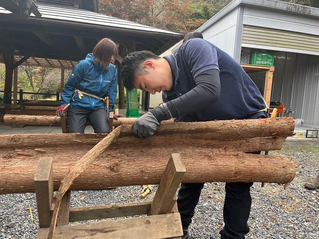 【公式】東京コミュニケーションアート専門学校ECOさんのインスタグラム写真 - (【公式】東京コミュニケーションアート専門学校ECOInstagram)「自然環境ワールド 野生動物保護専攻1,2年生の実習の様子です🦌  奥多摩都民の森にて、林業実習を行いました🌳 間伐、皮剥き、輪切りを体験しました！  環境保全における、林業の重要性を理論と実践の両面から学びました📚  林業は、森を守り、育てながら、そこにいる動物達や私達の生活を支えてくれるとても大切なお仕事です🌲🪵  皆さん、これを機に「林業」について知ってみて下さい😊  . ・－・－・－・－・－・－・－・－・ ⁡ 学校説明会やオープンキャンパスも実施しております🐰🌱 ぜひご参加ください🕊🛰 ⁡ ・－・－・－・－・－・－・－・－・ ⁡ #tca東京eco動物海洋専門学校 #tcaeco #動物 #海洋 #ペット #自然環境 #恐竜 #専門学校 #オープンキャンパス #oc #進路 #動物園 #飼育員 #林業 #森 #第一次産業」10月25日 17時33分 - tca_eco