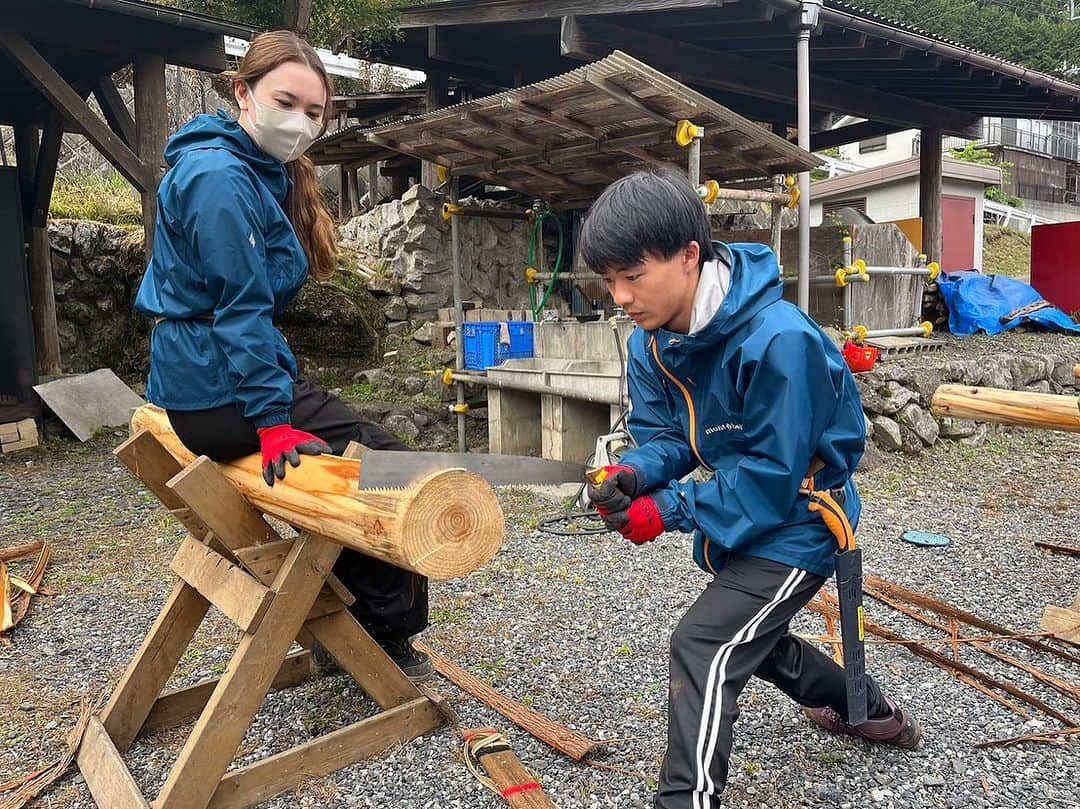 【公式】東京コミュニケーションアート専門学校ECOさんのインスタグラム写真 - (【公式】東京コミュニケーションアート専門学校ECOInstagram)「自然環境ワールド 野生動物保護専攻1,2年生の実習の様子です🦌  奥多摩都民の森にて、林業実習を行いました🌳 間伐、皮剥き、輪切りを体験しました！  環境保全における、林業の重要性を理論と実践の両面から学びました📚  林業は、森を守り、育てながら、そこにいる動物達や私達の生活を支えてくれるとても大切なお仕事です🌲🪵  皆さん、これを機に「林業」について知ってみて下さい😊  . ・－・－・－・－・－・－・－・－・ ⁡ 学校説明会やオープンキャンパスも実施しております🐰🌱 ぜひご参加ください🕊🛰 ⁡ ・－・－・－・－・－・－・－・－・ ⁡ #tca東京eco動物海洋専門学校 #tcaeco #動物 #海洋 #ペット #自然環境 #恐竜 #専門学校 #オープンキャンパス #oc #進路 #動物園 #飼育員 #林業 #森 #第一次産業」10月25日 17時33分 - tca_eco