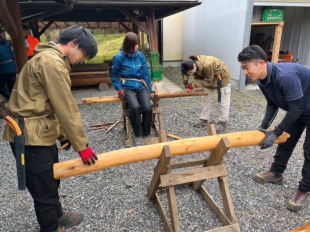 【公式】東京コミュニケーションアート専門学校ECOさんのインスタグラム写真 - (【公式】東京コミュニケーションアート専門学校ECOInstagram)「自然環境ワールド 野生動物保護専攻1,2年生の実習の様子です🦌  奥多摩都民の森にて、林業実習を行いました🌳 間伐、皮剥き、輪切りを体験しました！  環境保全における、林業の重要性を理論と実践の両面から学びました📚  林業は、森を守り、育てながら、そこにいる動物達や私達の生活を支えてくれるとても大切なお仕事です🌲🪵  皆さん、これを機に「林業」について知ってみて下さい😊  . ・－・－・－・－・－・－・－・－・ ⁡ 学校説明会やオープンキャンパスも実施しております🐰🌱 ぜひご参加ください🕊🛰 ⁡ ・－・－・－・－・－・－・－・－・ ⁡ #tca東京eco動物海洋専門学校 #tcaeco #動物 #海洋 #ペット #自然環境 #恐竜 #専門学校 #オープンキャンパス #oc #進路 #動物園 #飼育員 #林業 #森 #第一次産業」10月25日 17時33分 - tca_eco