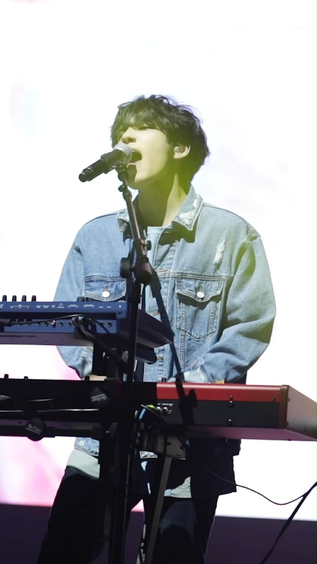 DAY6のインスタグラム：「[LIVE CAM] 원필 - 한 페이지가 될 수 있게 @ 2019 2ND WORLD TOUR 'GRAVITY'  #DAY6 #데이식스 #원필 #WONPIL #한_페이지가_될_수_있게  @kimwon.pil」