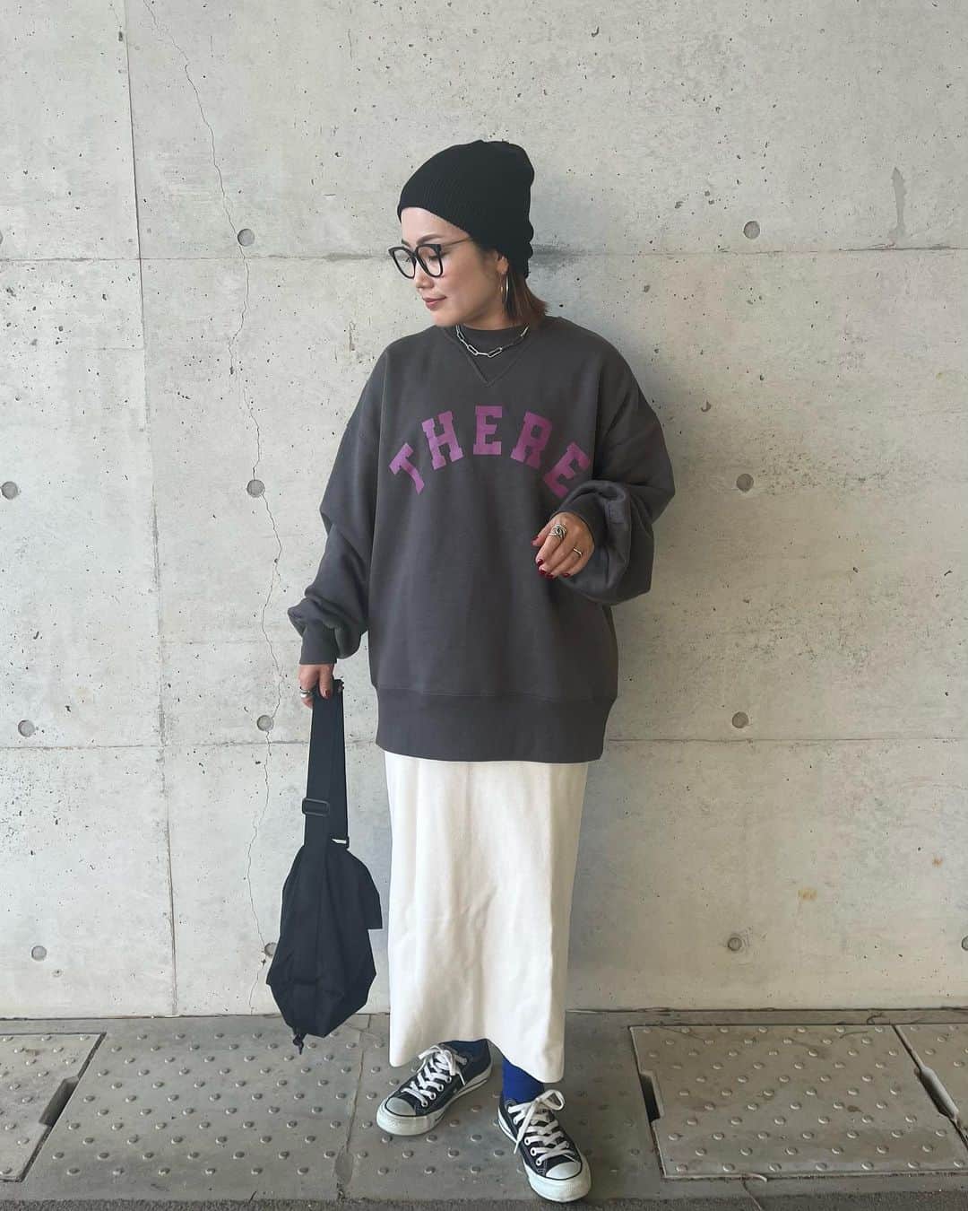 くんちゃんのインスタグラム：「・ ・ ・ @reca.zozotown  ✓裏起毛ﾎﾞﾘｭｰﾑ袖ﾛｺﾞｽｳｪｯﾄ ・ ｸﾞﾚｰにﾊﾟｰﾌﾟﾙな組み合わせ可愛い♡ ・ 裏起毛で暖かい♡ 今から裏起毛は必須になってくるから 可愛いﾃﾞｻﾞｲﾝで快適にすごせるの大事𓀙 ・ 丈もお尻をしっかり隠してくれるのも嬉しい𓀠 ・ 今日25日13時から期間限定ﾀｲﾑｾｰﾙをしていて 500円ｸｰﾎﾟﾝ配布中だよ𓀨 ・ ・ お得にrecaさんの可愛いｱｲﾃﾑGETしてね𓀟 ・ ・ #reca #recaコーデ #PR #ママコーデ#ママファッション#大人コーデ#大人ファッション#大人カジュアル#30代コーデ#30代ファッション#韓国っぽ#韓国ファッション#ootd#ootdfashion#outfit#アラフォーコーデ#スニーカーコーデ#アラフォーコーデ#楽ちんコーデ#おしゃれさんと繋がりたい#お洒落な人と繋がりたい#スウェットコーデ#ニット帽#ボブヘア#メガネ女子#zozotown#zozotown購入品#低身長コーデ」