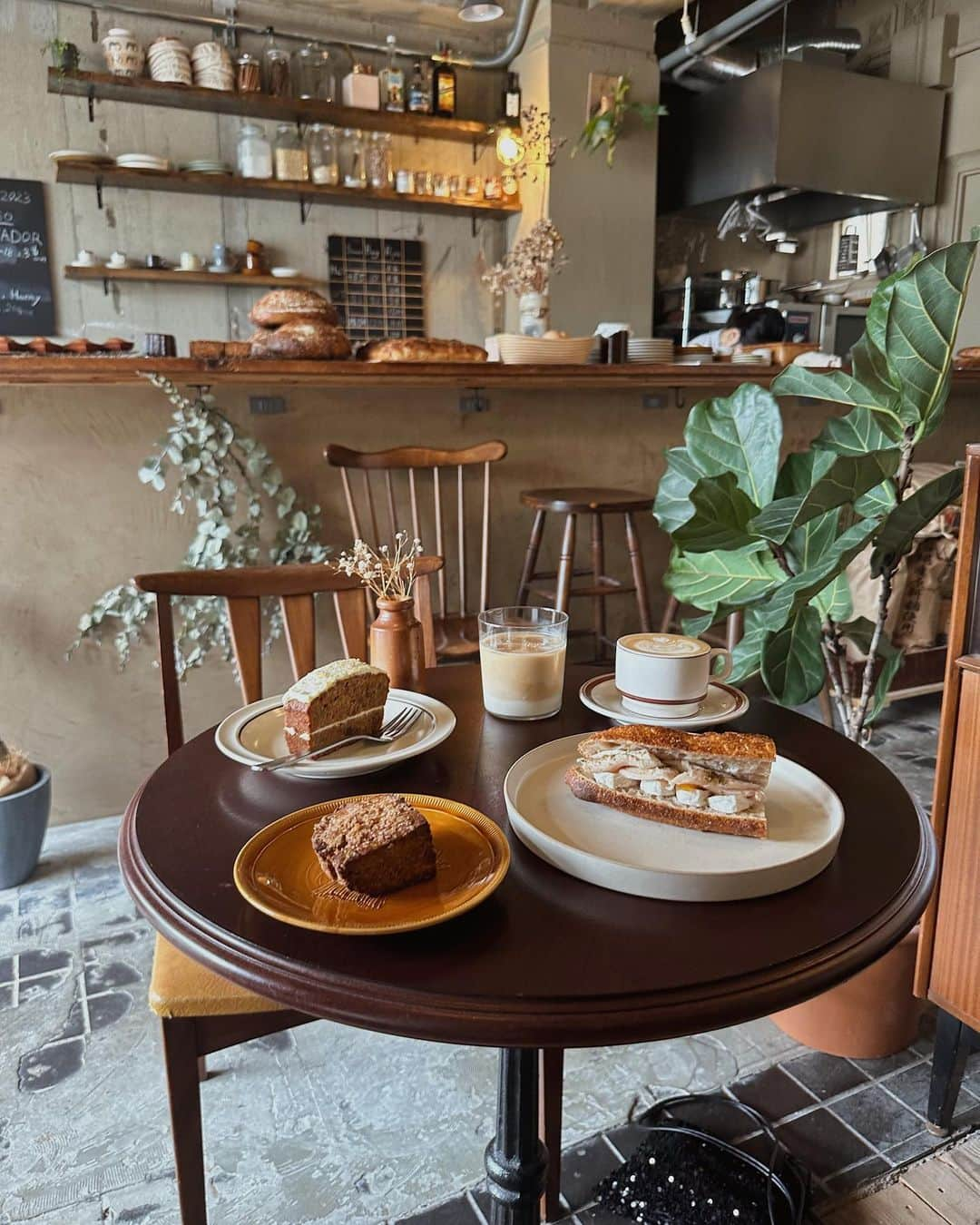 AYAのインスタグラム：「_ 店内もめちゃくちゃ好みで どれ食べてもめちゃくちゃ美味しかった オススメすぎるお店🐿️  サンドイッチは🍞自体が めっちゃ美味しくて 自家焙養天然酵母のみで発酵させて 作ってはるみたいで子どもにも安心して 食べさせられる😌  キャロットケーキもずっしりで 🥕はみじん切りでしっかりわかる感じで 入ってて美味しすぎた🤎  スコーンはほぼ👧🏽に食べられた😉←  ☕️も美味しかったし まだ食べたいものいっぱいあったし 八幡でちょっと遠いけどまた絶対行きたいお店  自家製チキンハムと カマンベールのサンドイッチ　¥800 オーガニックキャロットケーキ　¥450 全粒粉スコーン　¥380 カフェラテ　¥450  #綾花ログ  #京都カフェ#kyotocafe#osakacafe#大阪カフェ#八幡カフェ#八幡コストコ#枚方カフェ#樟葉カフェ#カフェ好きな人と繋がりたい#焼き菓子#京都スイーツ#カフェ巡り#カフェ活#お洒落カフェ」