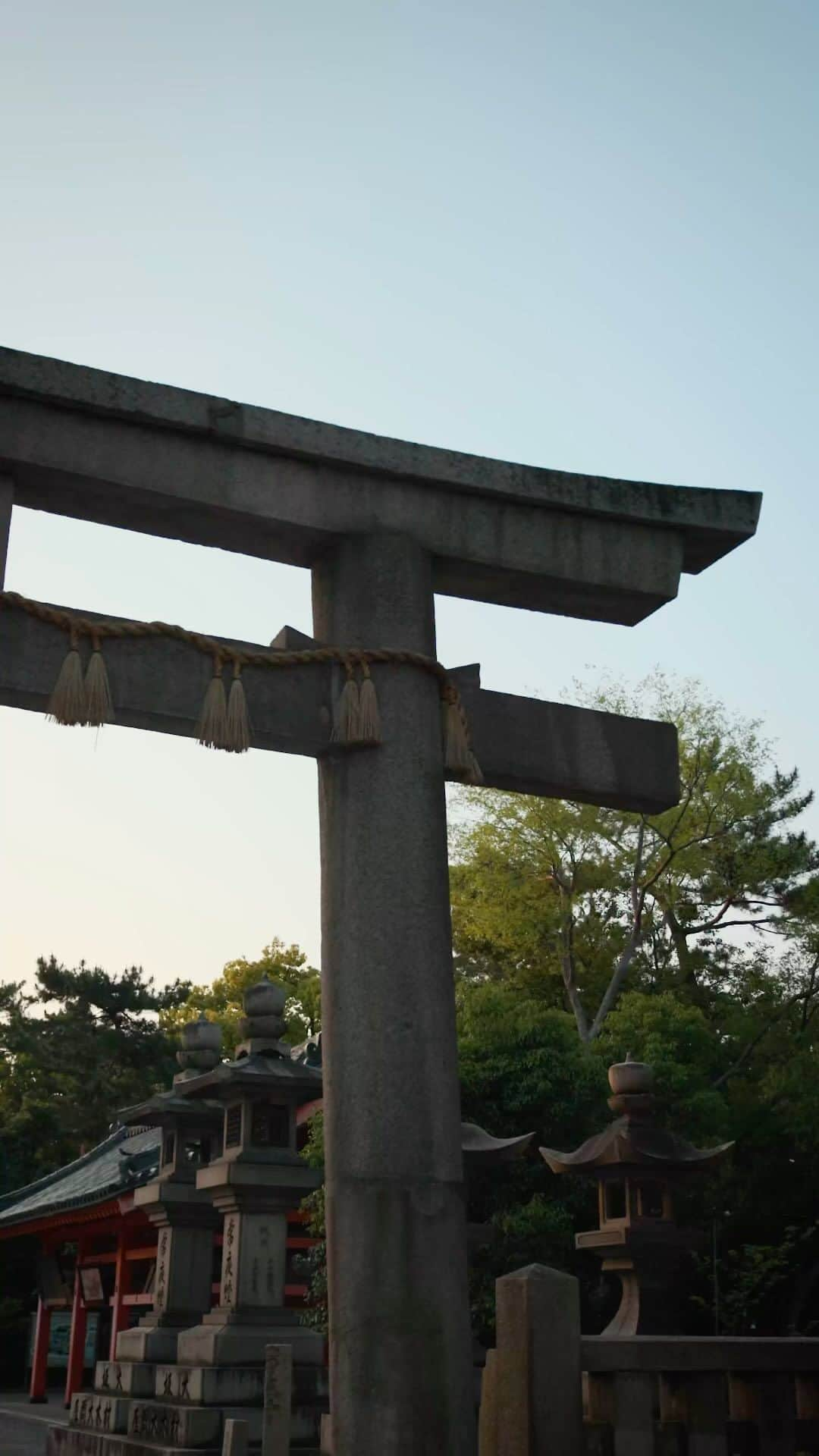 住吉大社 | sumiyoshitaishaのインスタグラム：「#sumiyoshitaisha #osaka #japan #nationaltreasure #osakasightseeing #sightseeing #japantrip #osakatrip #shrine #住吉大社 #神社 #国宝 #燈籠 #日本 #大阪 #大阪観光 #travel #beautiful#japaneseculture #koi #coloredcarp #carp #錦鯉 #反橋 #橋 #御朱印 #刺繍 #embroidery  代表日本的神社，擁有國寶本殿  A shrine that represents Japan and has a main shrine that is a national treasure」