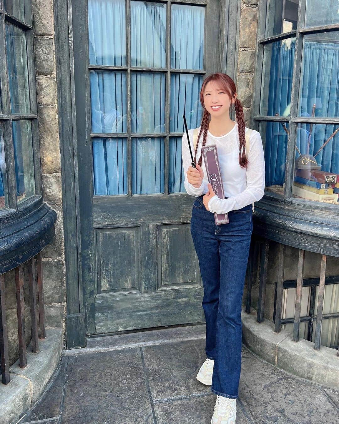 金田彩奈のインスタグラム：「🪄︎︎  オリバンダーの店で 杖選んでもらった🤭✨  久しぶりのUSJ楽しかった🩷  #オリバンダーの店 #usj #バイク #バイク女子 #バイク乗り #バイクのある生活 #バイクのある風景 #バイク好き #バイクが好きだ #バイク好きな人と繋がりたい #バイク乗りと繋がりたい #バイク旅 #バイクツーリング #バイクが好きだ #カブ #スーパーカブ #アングラー #釣り女子 #釣りガール #cub #supercub #cb400 #gsxs1000gt #bike #bikelife #biker #bikegirl #motercycle #bikeweek #bikewear #angler」